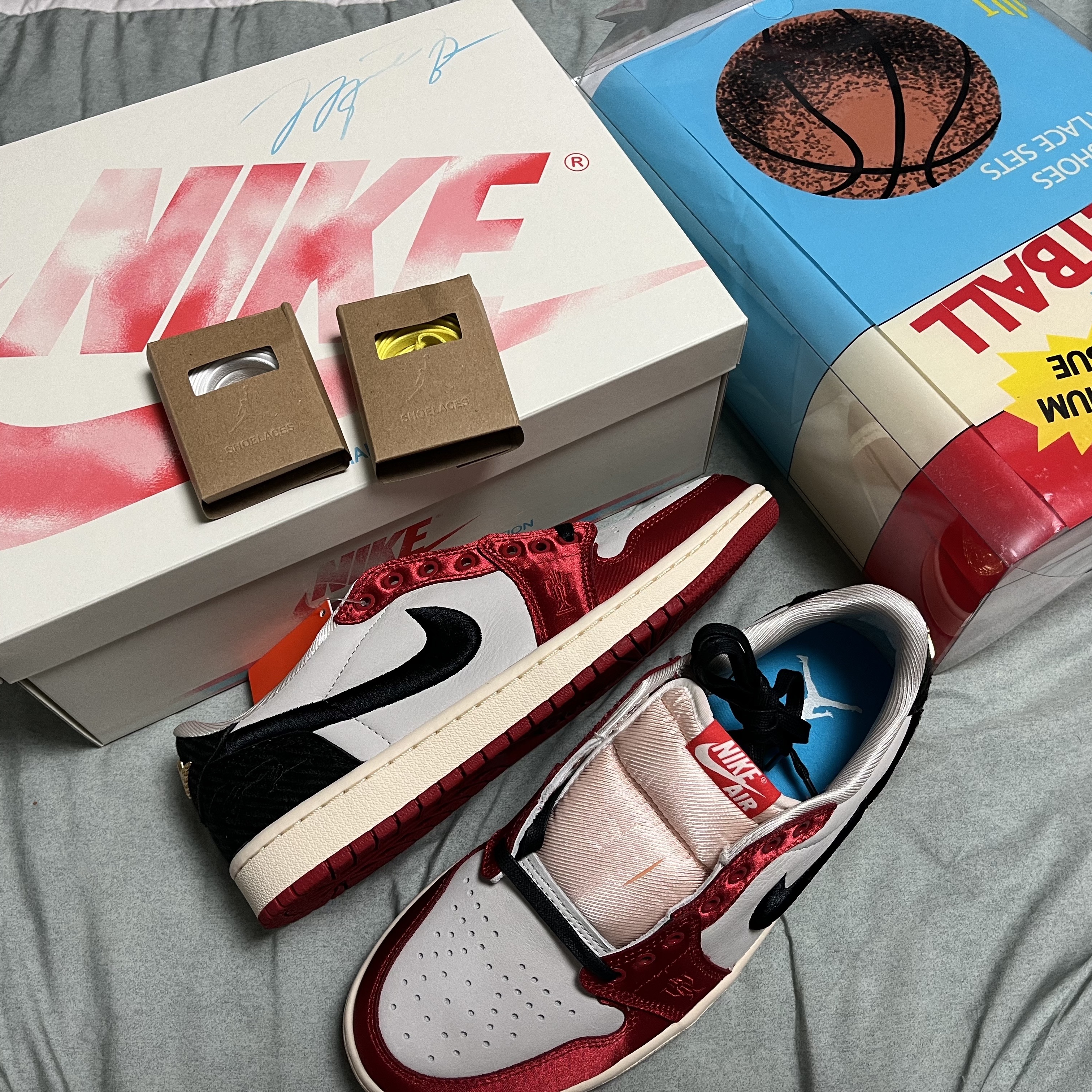 Jordan 1 x Trophy Room Retro Low OG SP Sail Varsity Red 착용 스타일 - 1