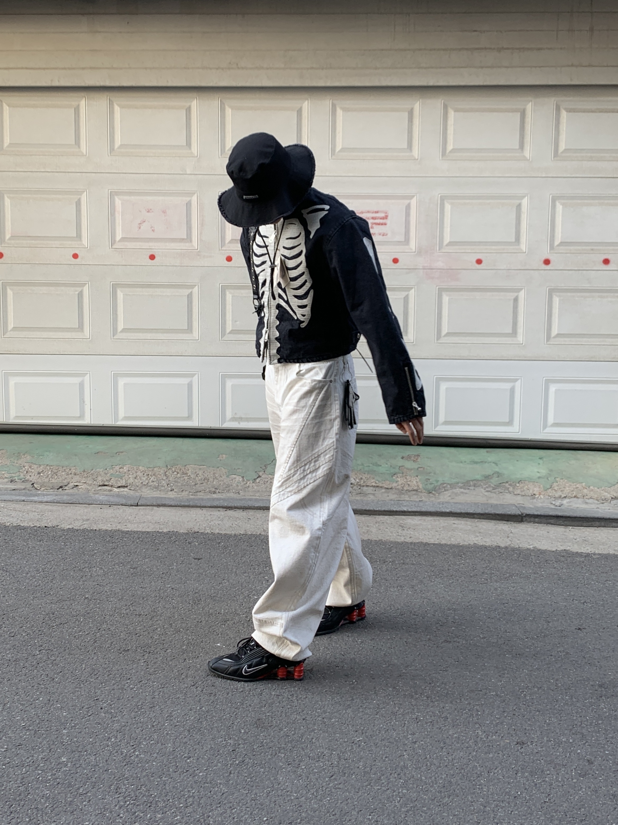 Jacquemus Le Bob Artichaut Bucket Hat Black, Kapital 14 oz. Black X Black Denim Motocross Bone Jacket Black 착용 스타일 - 5