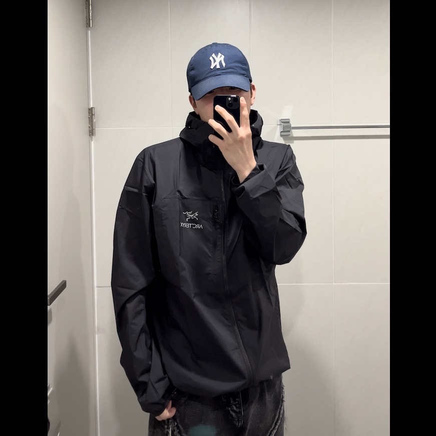 Arc'teryx Squamish Hoody Black, Thug Club Denim Tribal Pants Black 착용 스타일 - 1