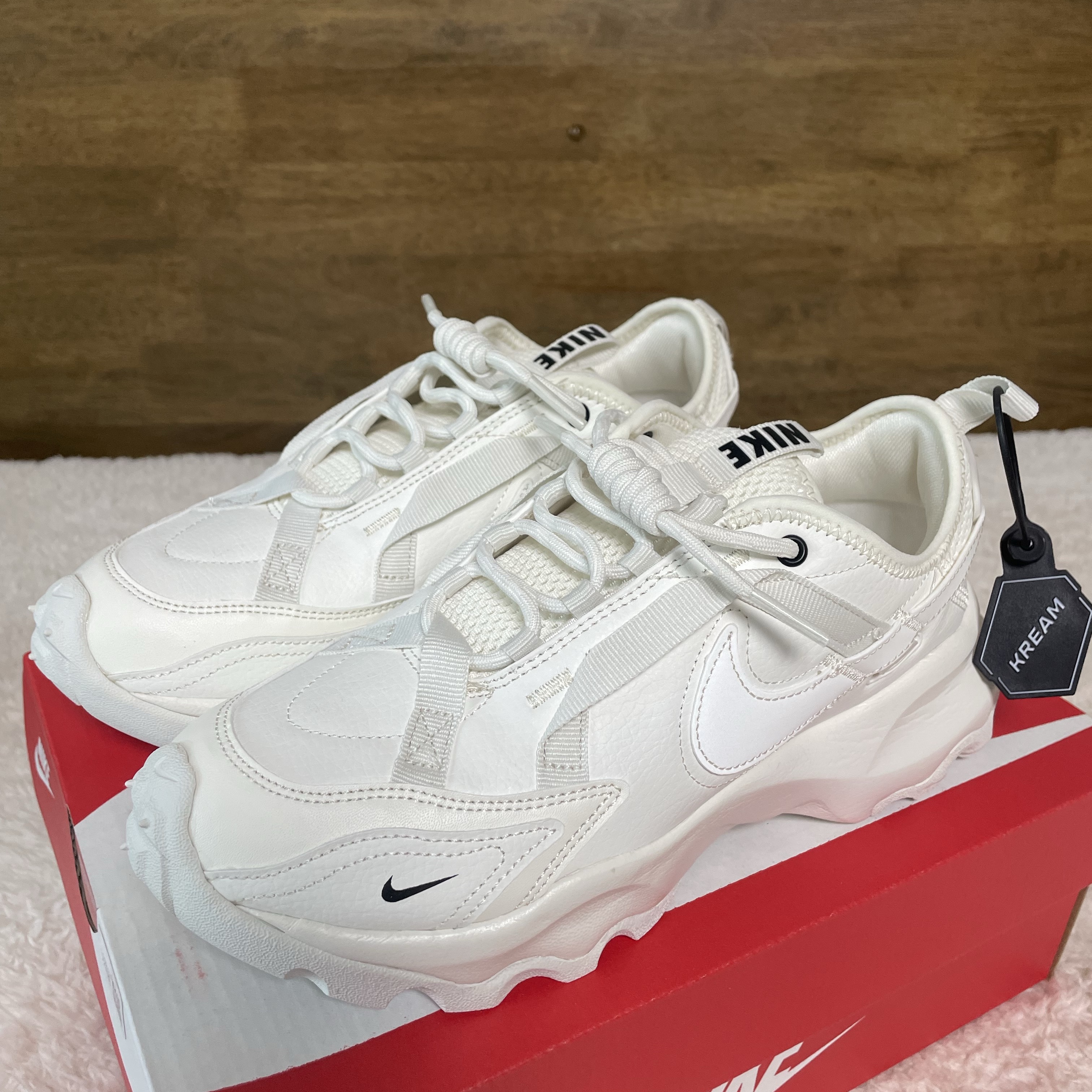 (W) Nike TC 7900 Summit White 착용 스타일