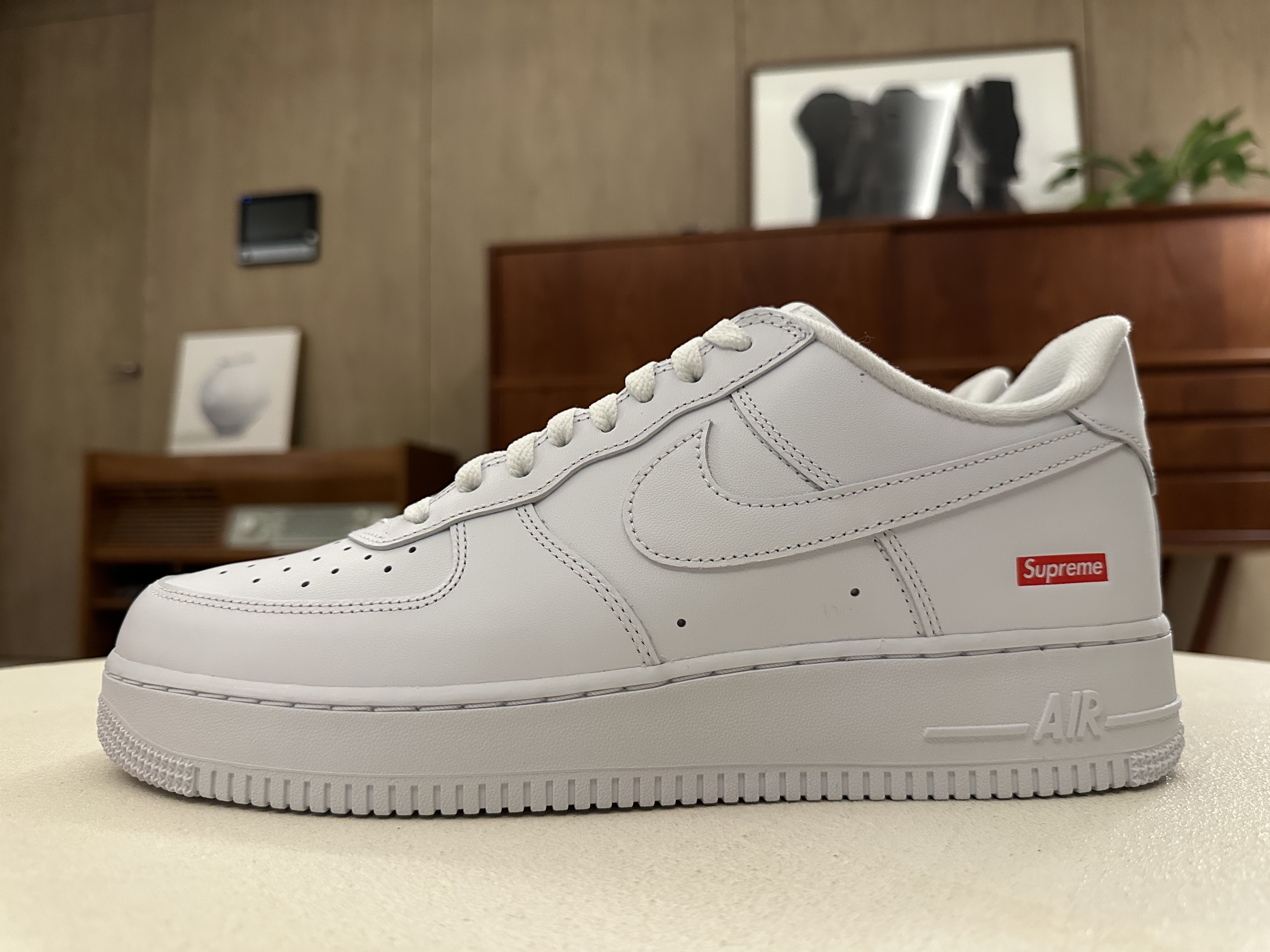 Nike x Supreme Air Force 1 Low White 착용 스타일 - 3