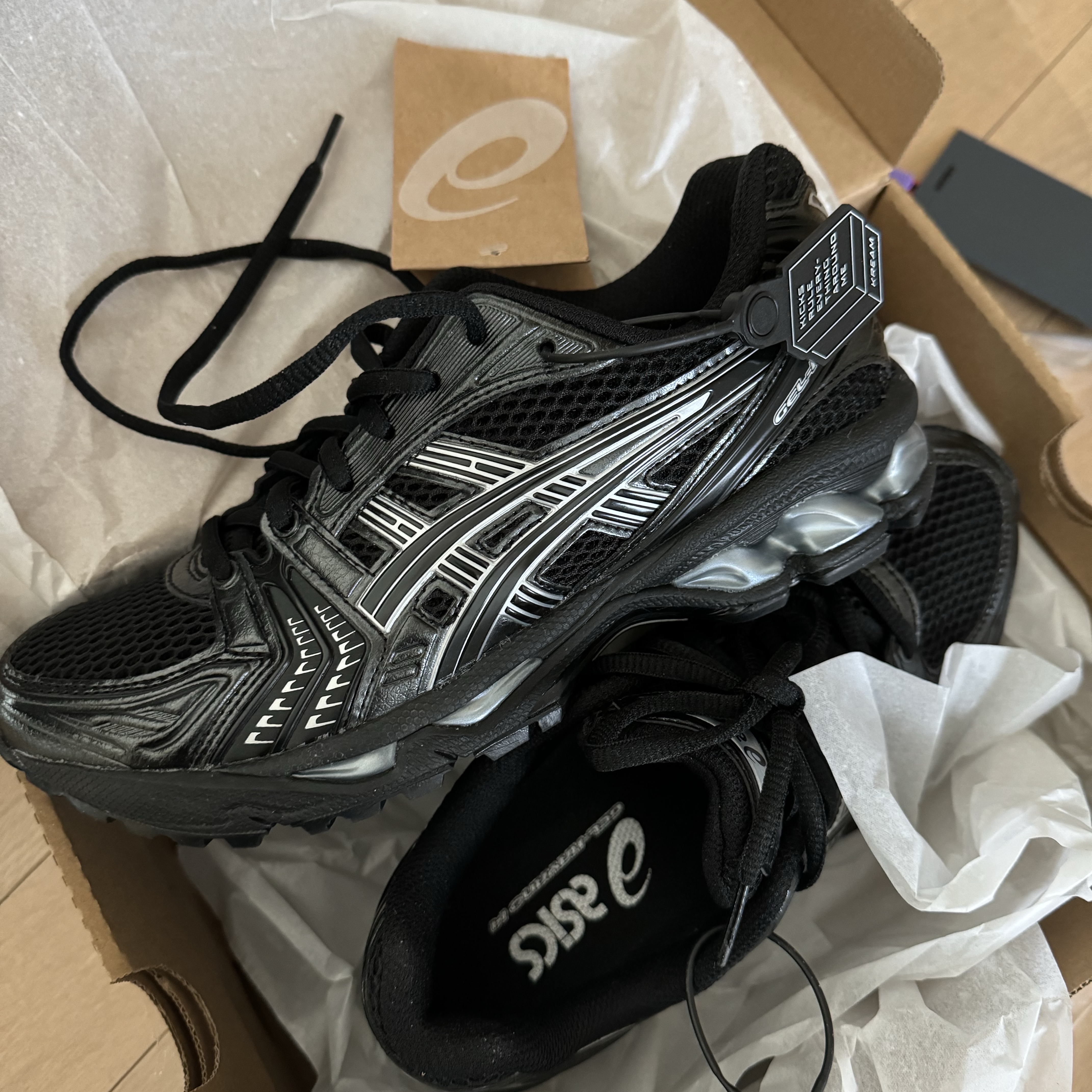 Asics Gel-Kayano 14 Black Pure Silver 착용 스타일
