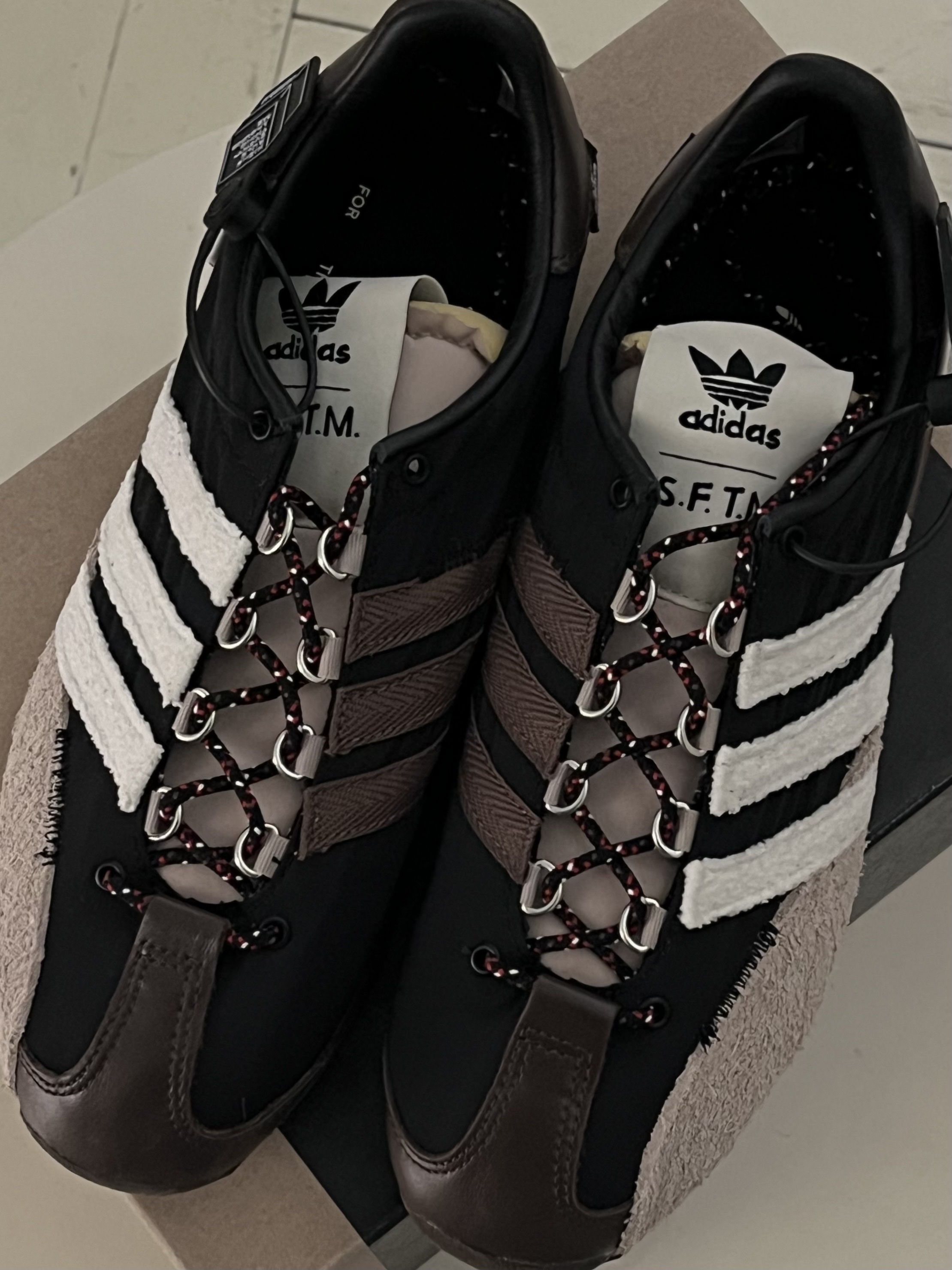 Adidas x Song for the Mute Country OG Core Black Core White, (W) The North Face 1996 Eco Nuptse Jacket 착용 스타일 - 2