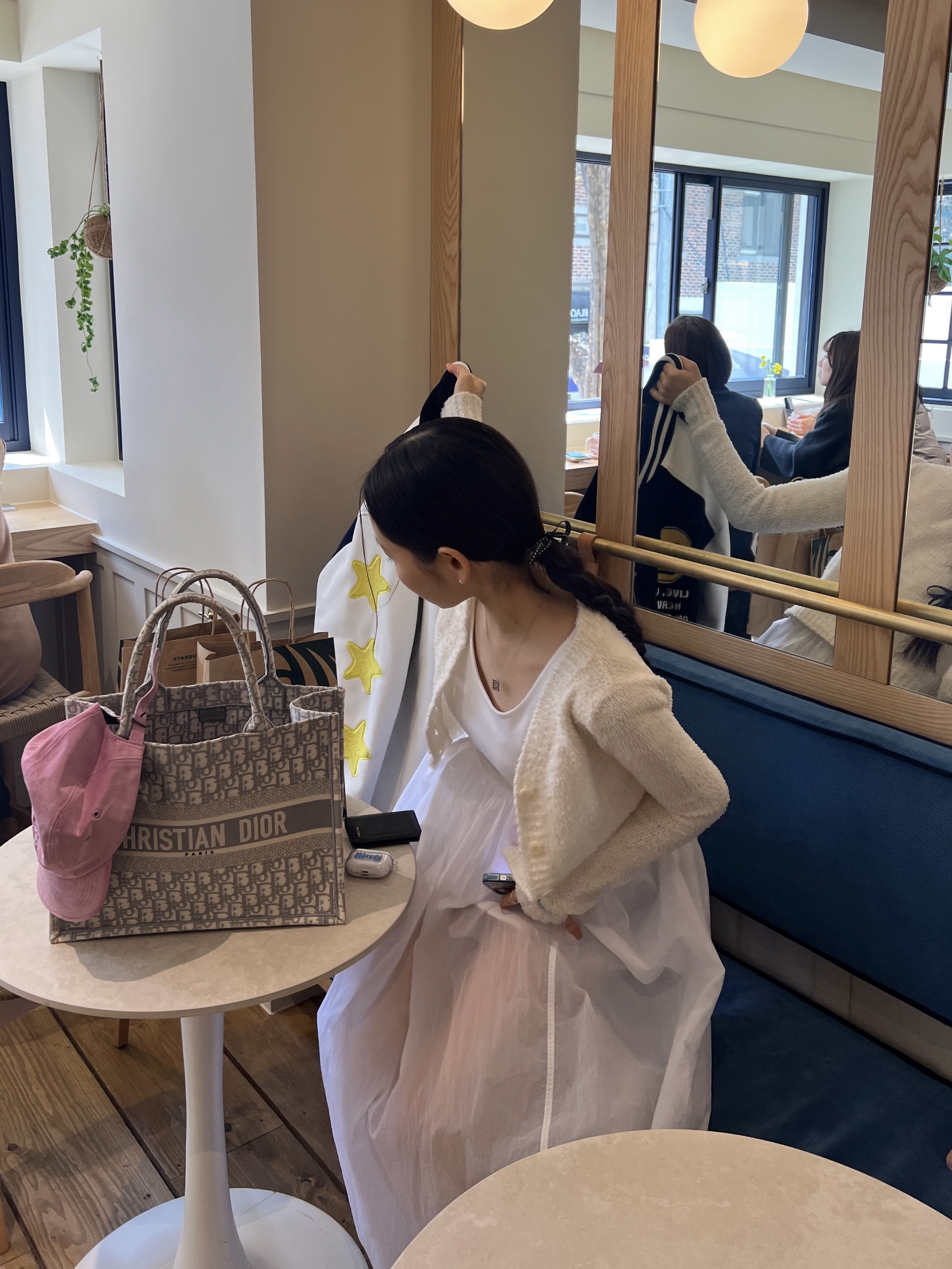 Dior Medium Book Tote Grey Dior Oblique Embroidery, Supreme Suede Camp Cap Pink - 23SS 착용 스타일