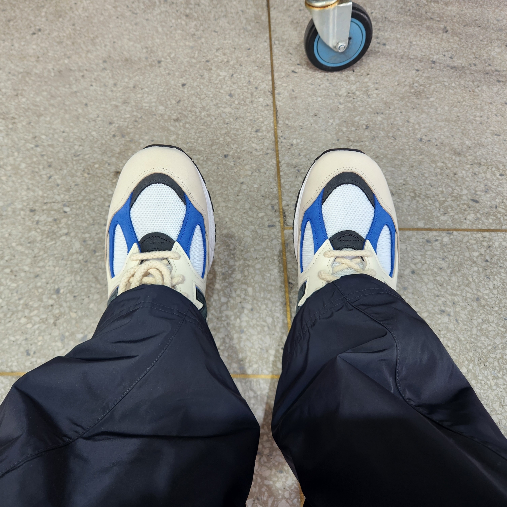 New Balance 990v2 Made in USA White Blue 착용 스타일 - 5