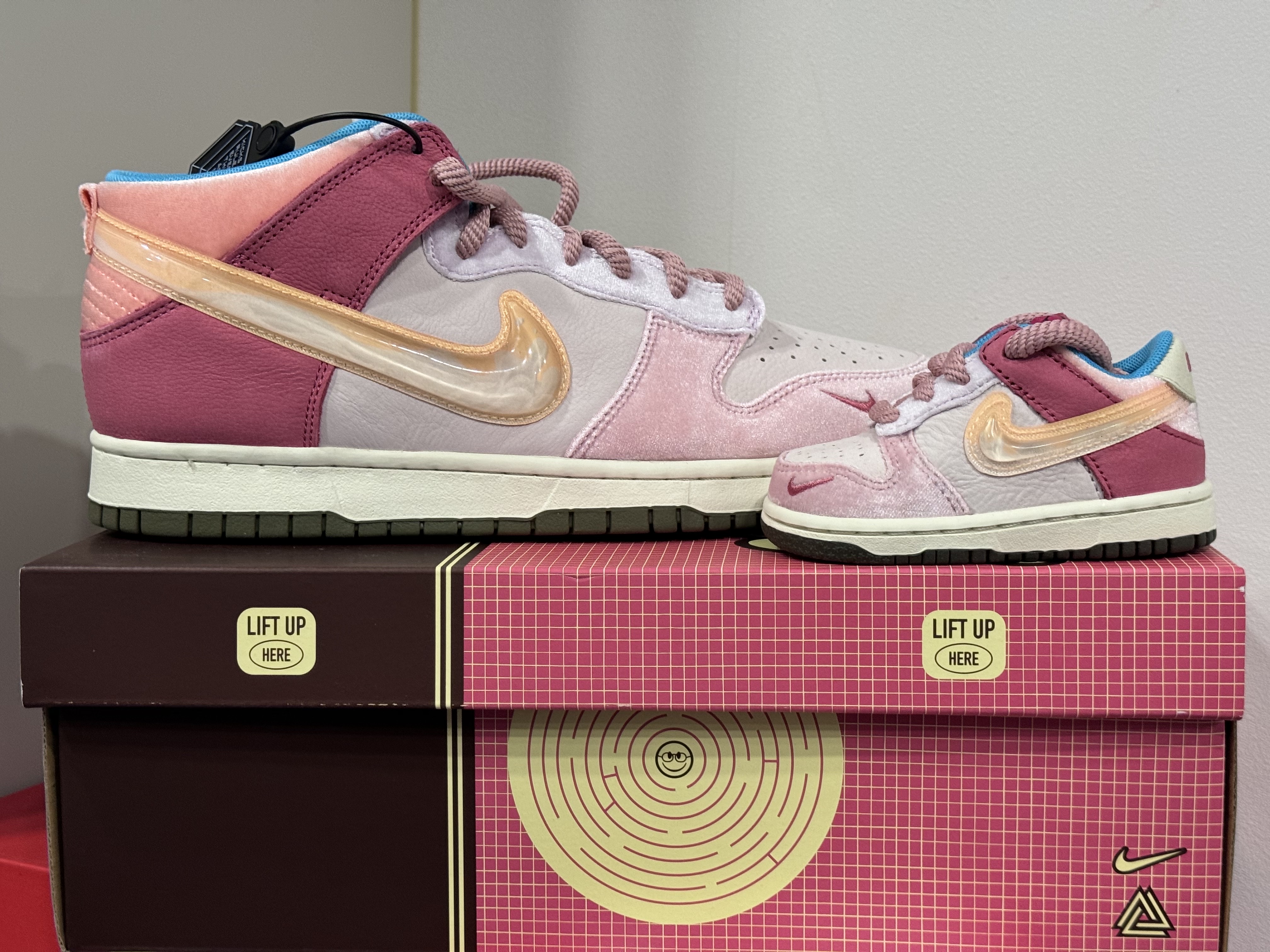(TD) Nike x Social Status Dunk Low Free Lunch Strawberry Milk, Nike x Social Status Dunk Mid Free Lunch Strawberry Milk 착용 스타일 - 1
