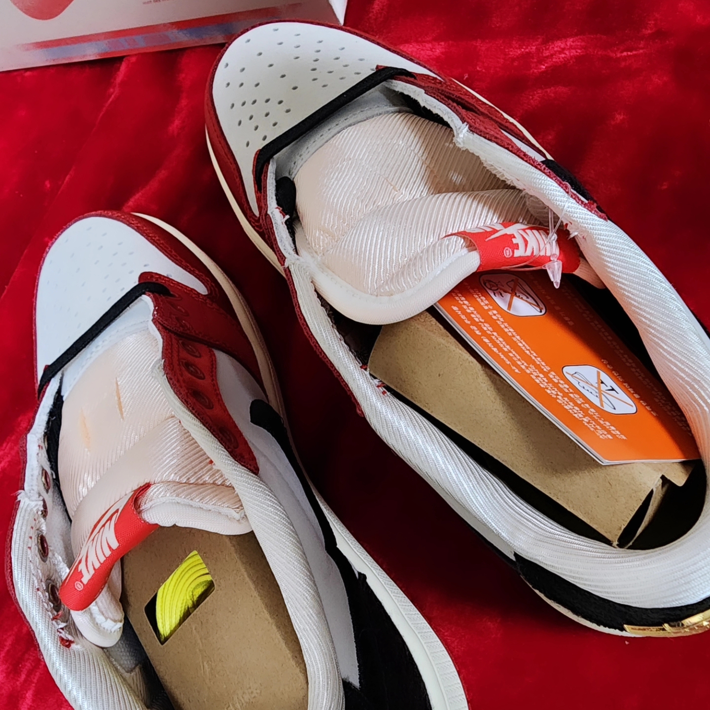 Jordan 1 x Trophy Room Retro Low OG SP Sail Varsity Red 착용 스타일 - 2