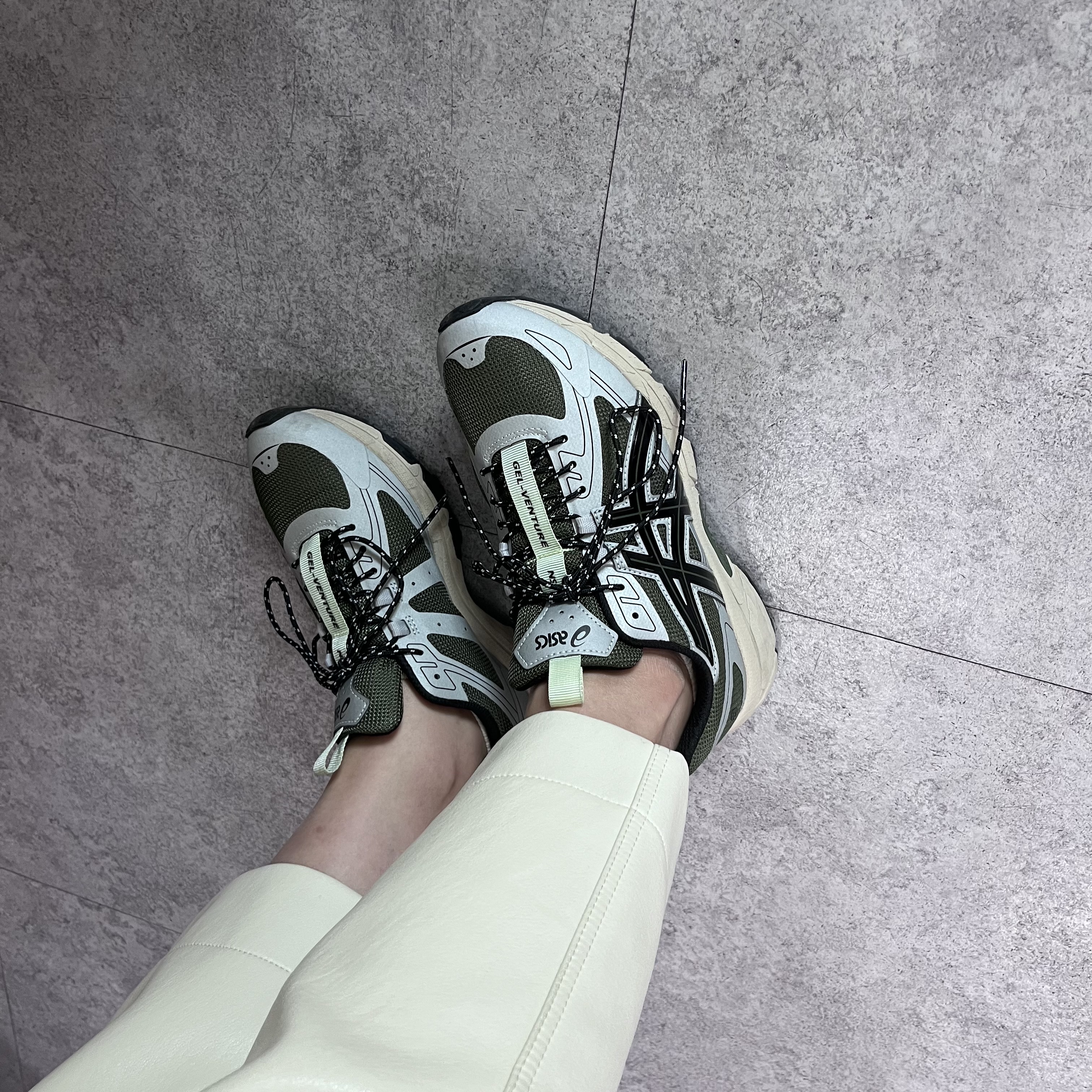 Asics Gel-Venture 6 NS Forest Black 착용 스타일