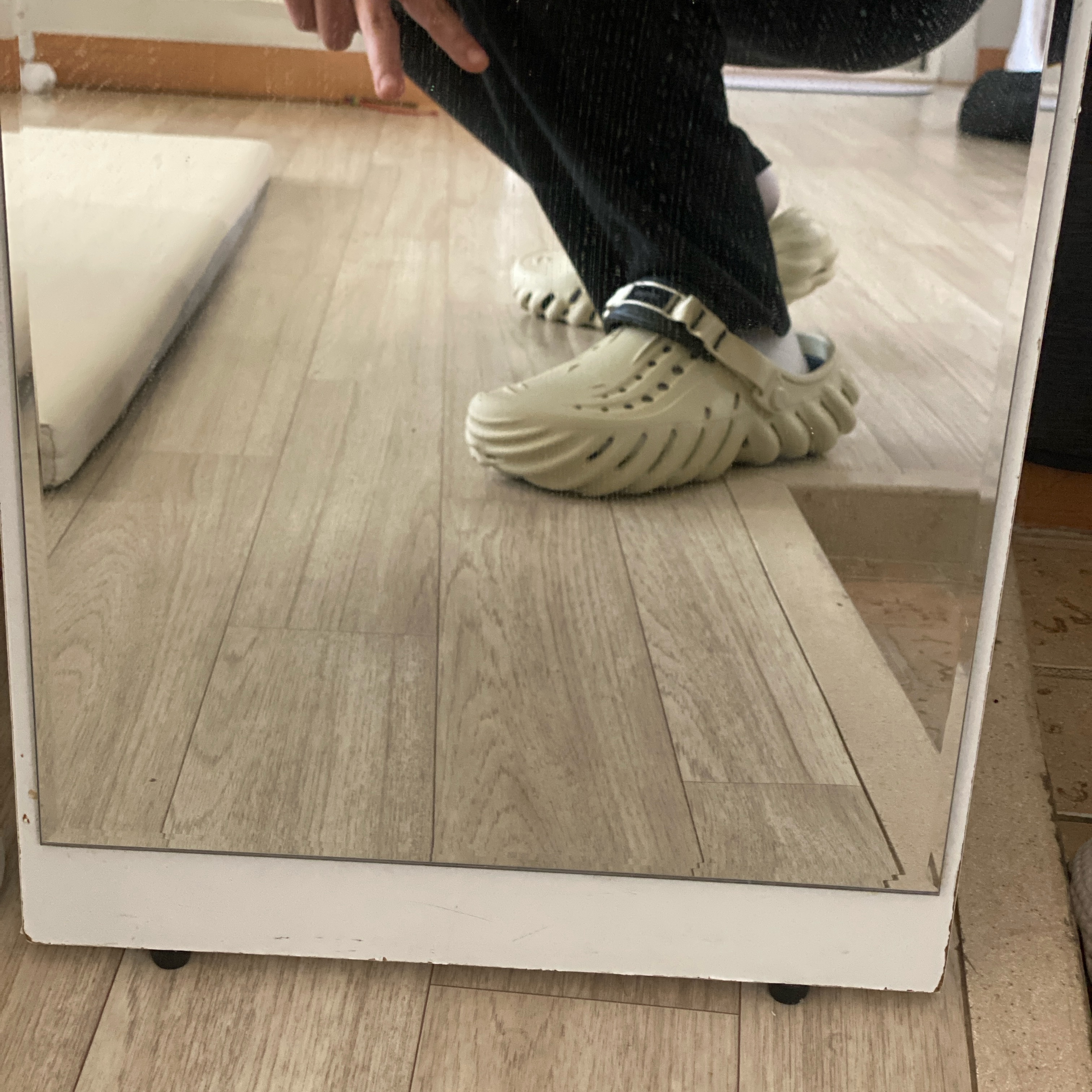 Crocs Echo Clog Bone Black 착용 스타일 - 2