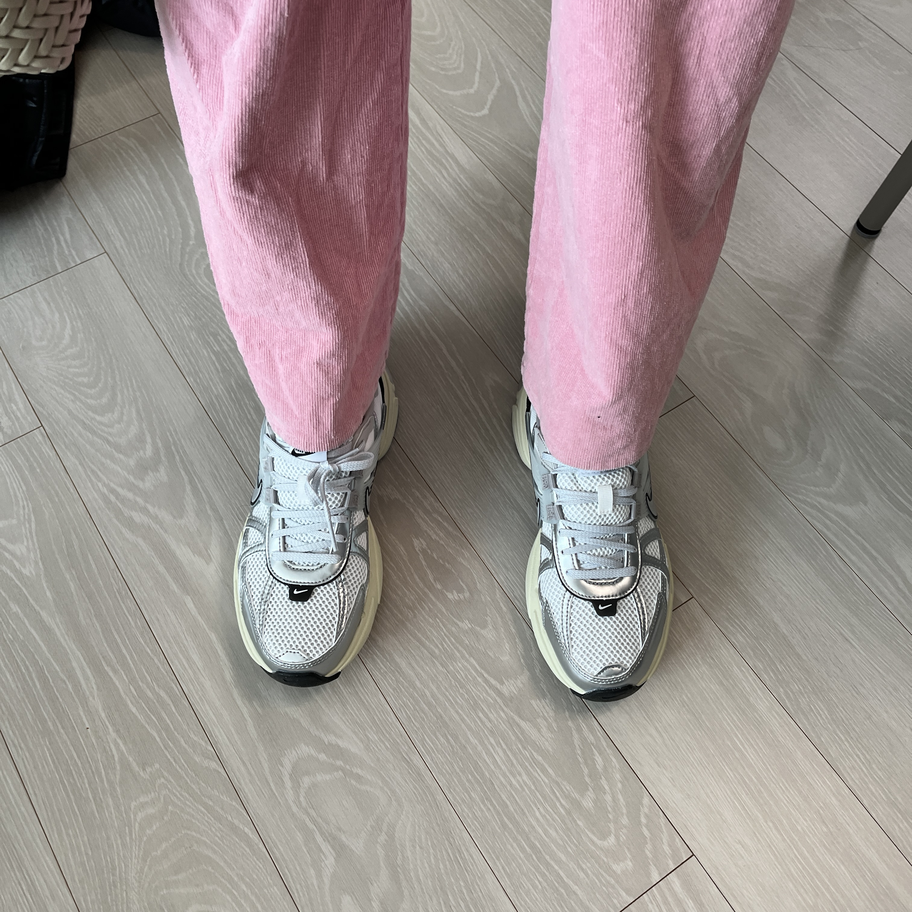 Nike V2K Run Summit White Metallic Silver 착용 스타일