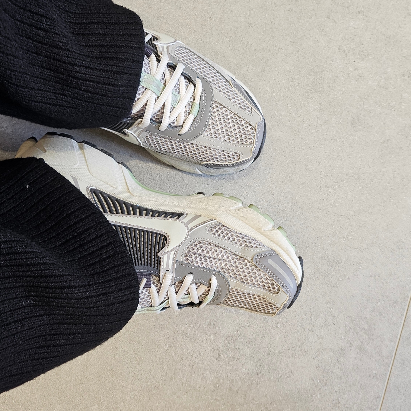 (W) Nike Zoom Vomero 5 Cobblestone and Flat Pewter 착용 스타일