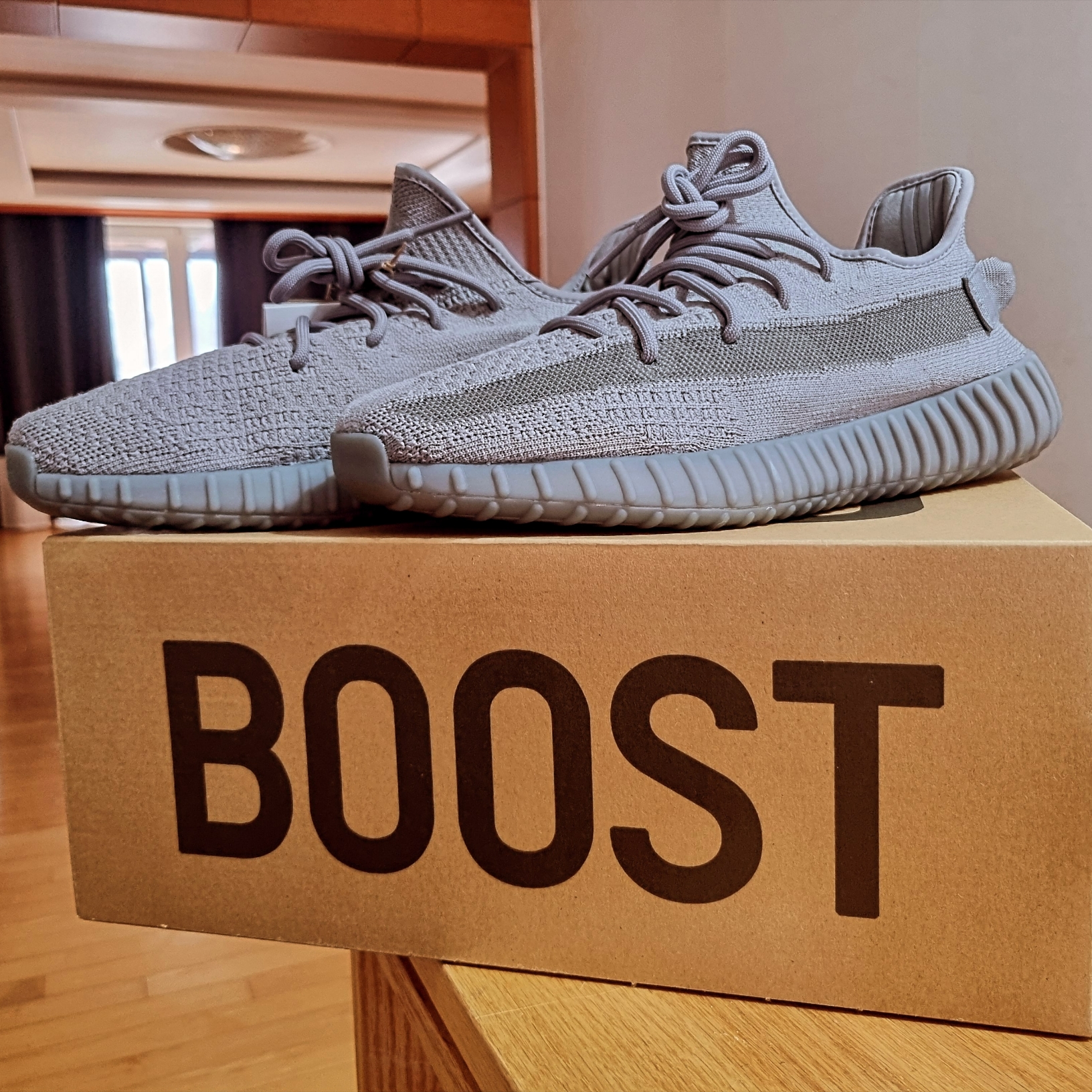 Adidas Yeezy Boost 350 V2 Steel Grey 착용 스타일