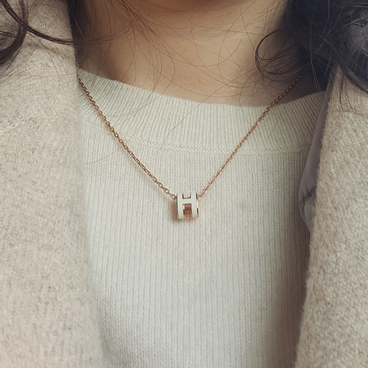(W) Hermes Mini Pop H Pendant Rose Gold & Blanc 착용 스타일