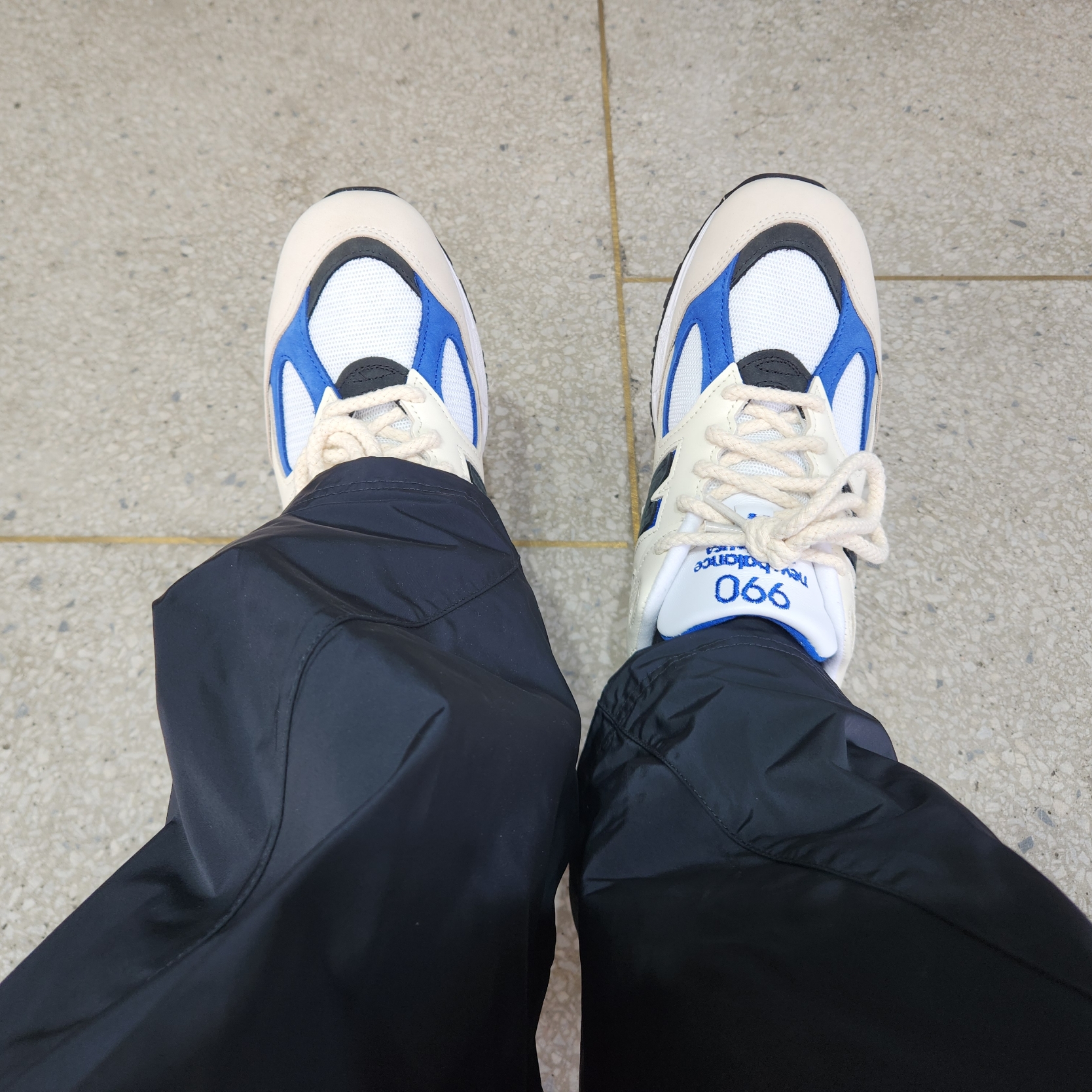 New Balance 990v2 Made in USA White Blue 착용 스타일 - 3