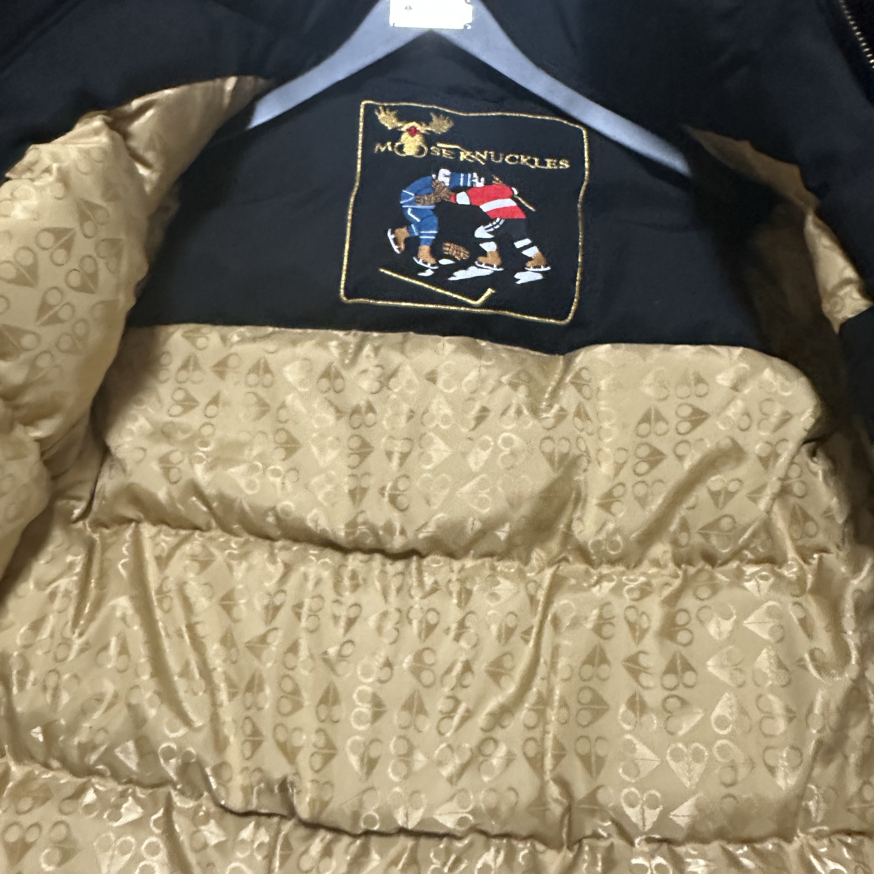 (W) Moose Knuckles Gold Stirling Parka Gold Fox Fur Black 착용 스타일 - 3