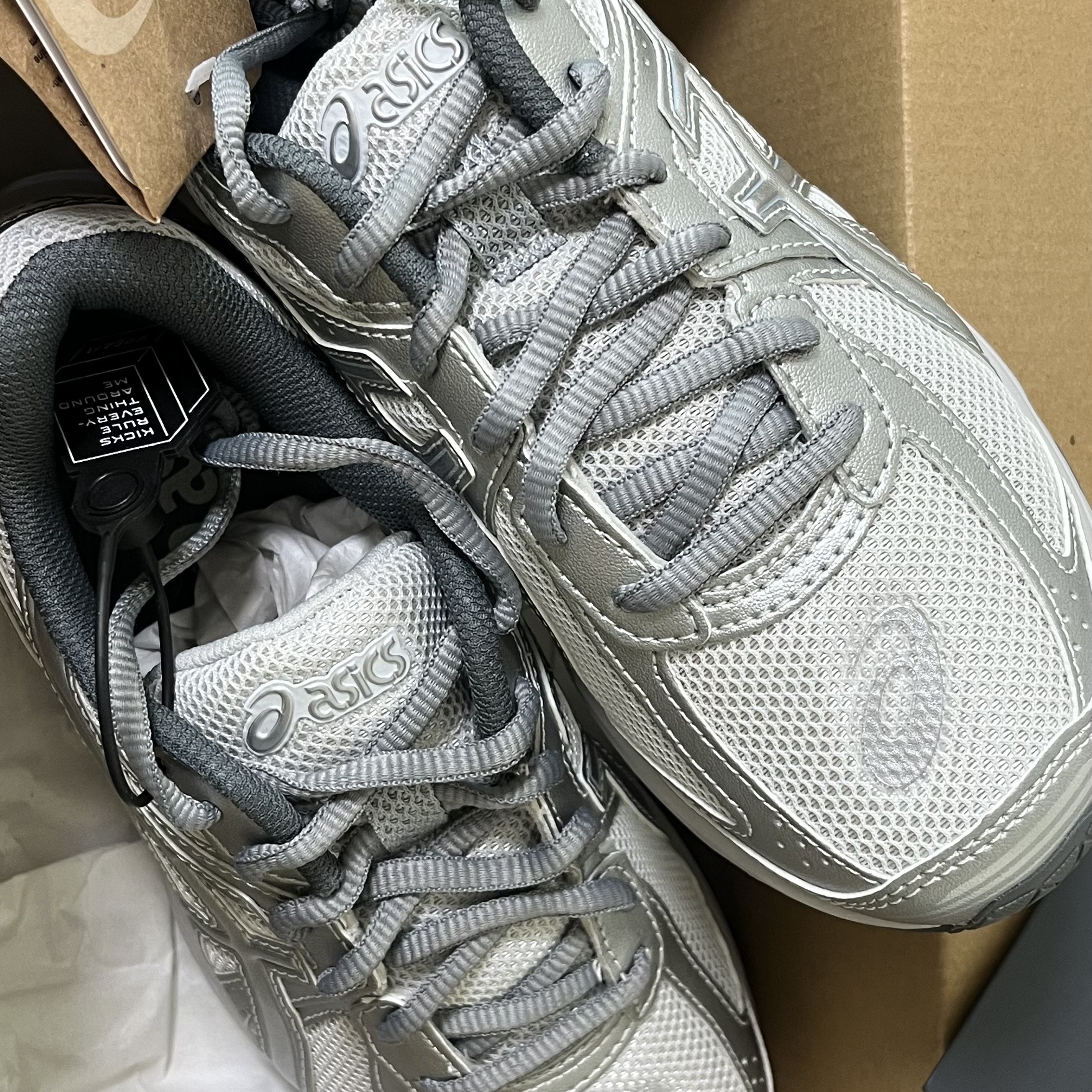 Asics Jog 100 S SMU Glacier Grey Pure Silver - 2E Wide 착용 스타일