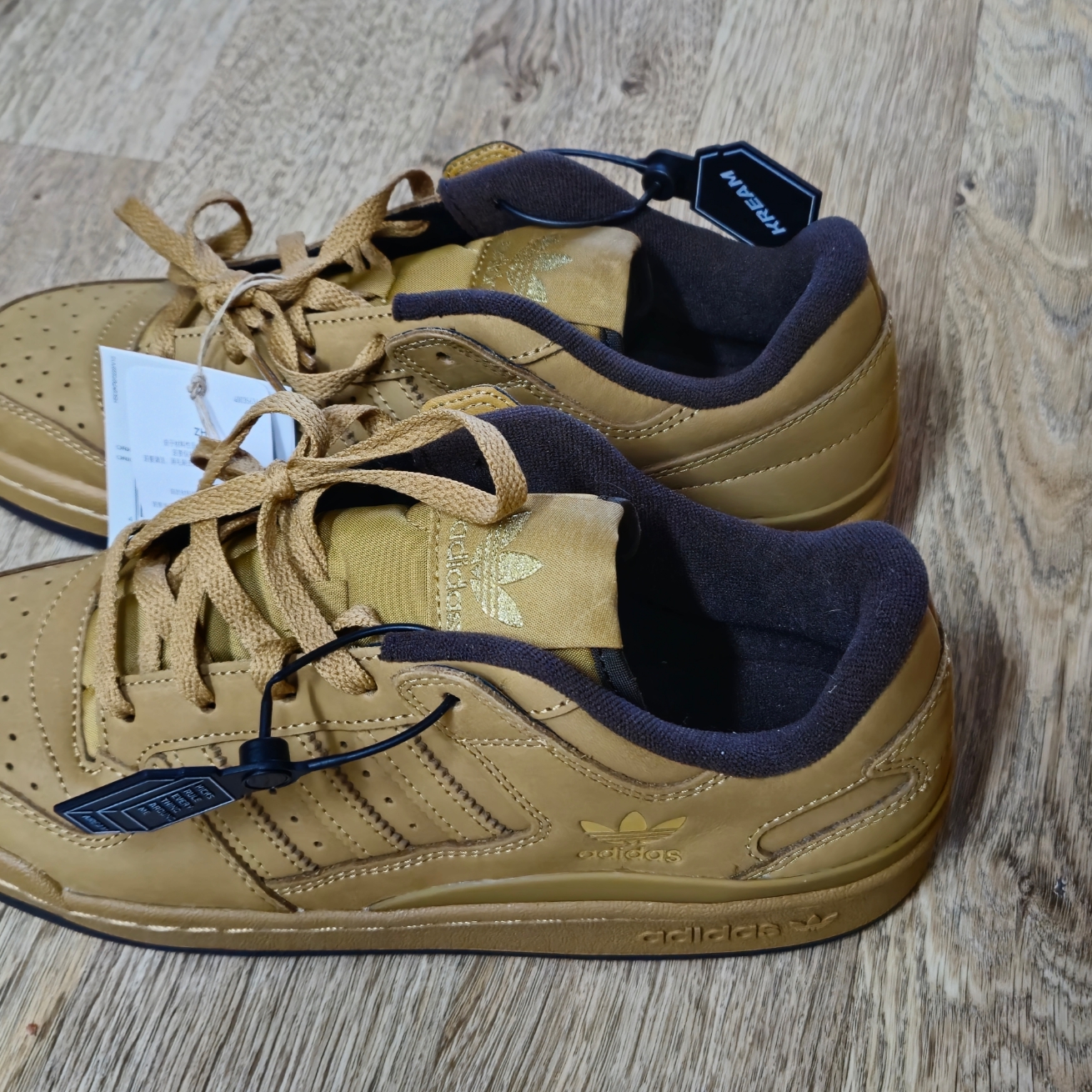 Adidas Forum Low Classic Brown 착용 스타일 - 2