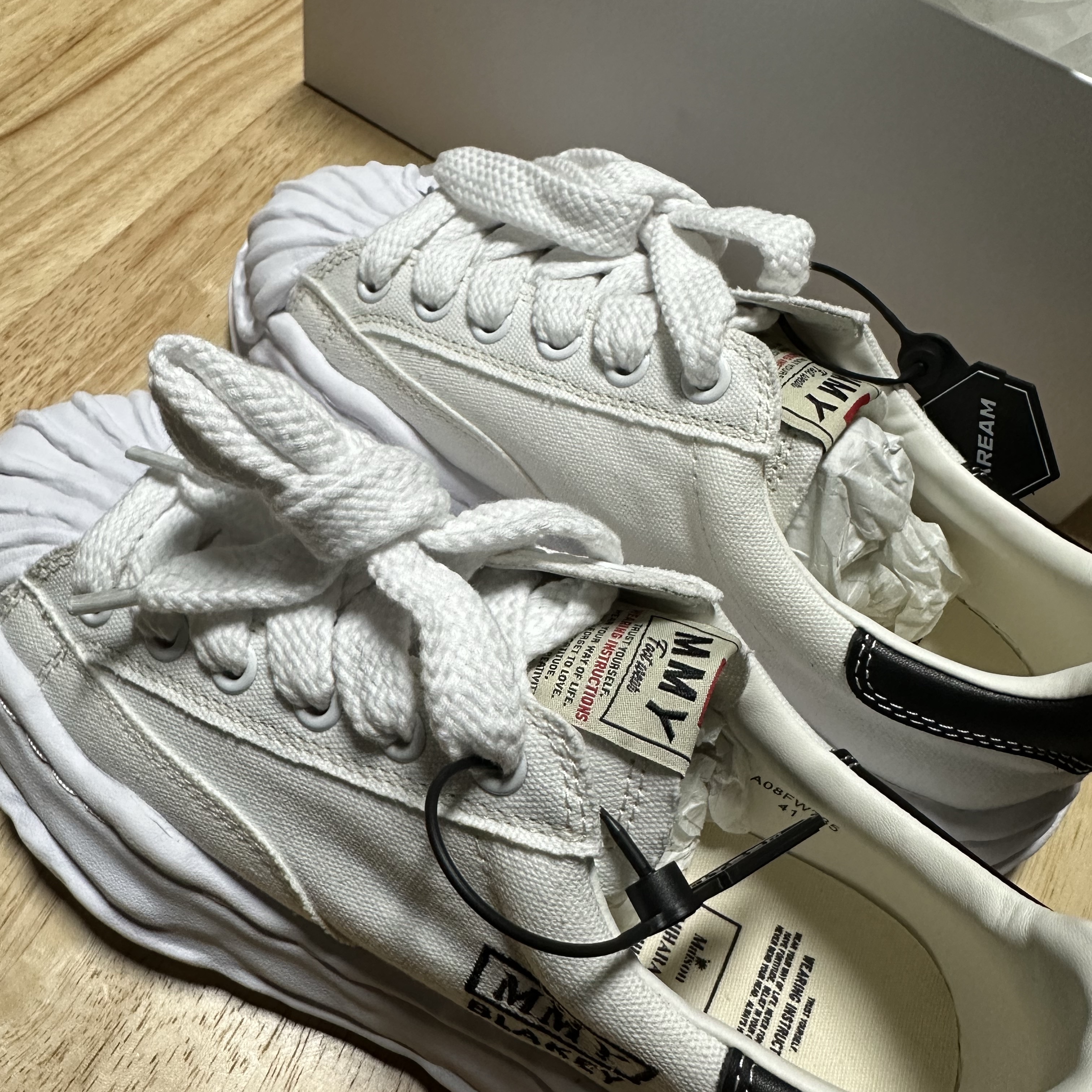 Maison Mihara Yasuhiro Blakey OG Sole Canvas Low-top Sneakers White 착용 스타일