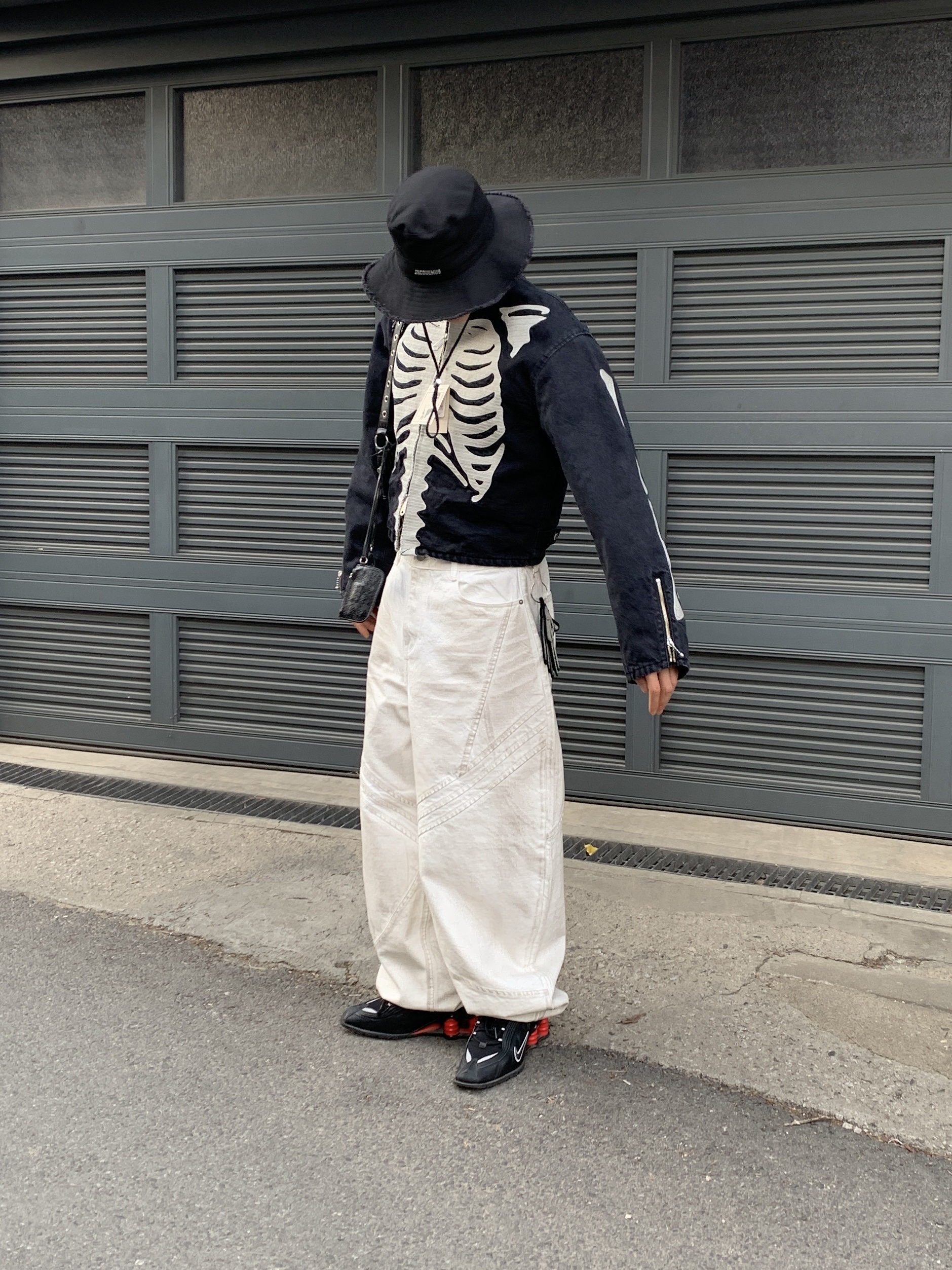 Jacquemus Le Bob Artichaut Bucket Hat Black, Kapital 14 oz. Black X Black Denim Motocross Bone Jacket Black 착용 스타일 - 1