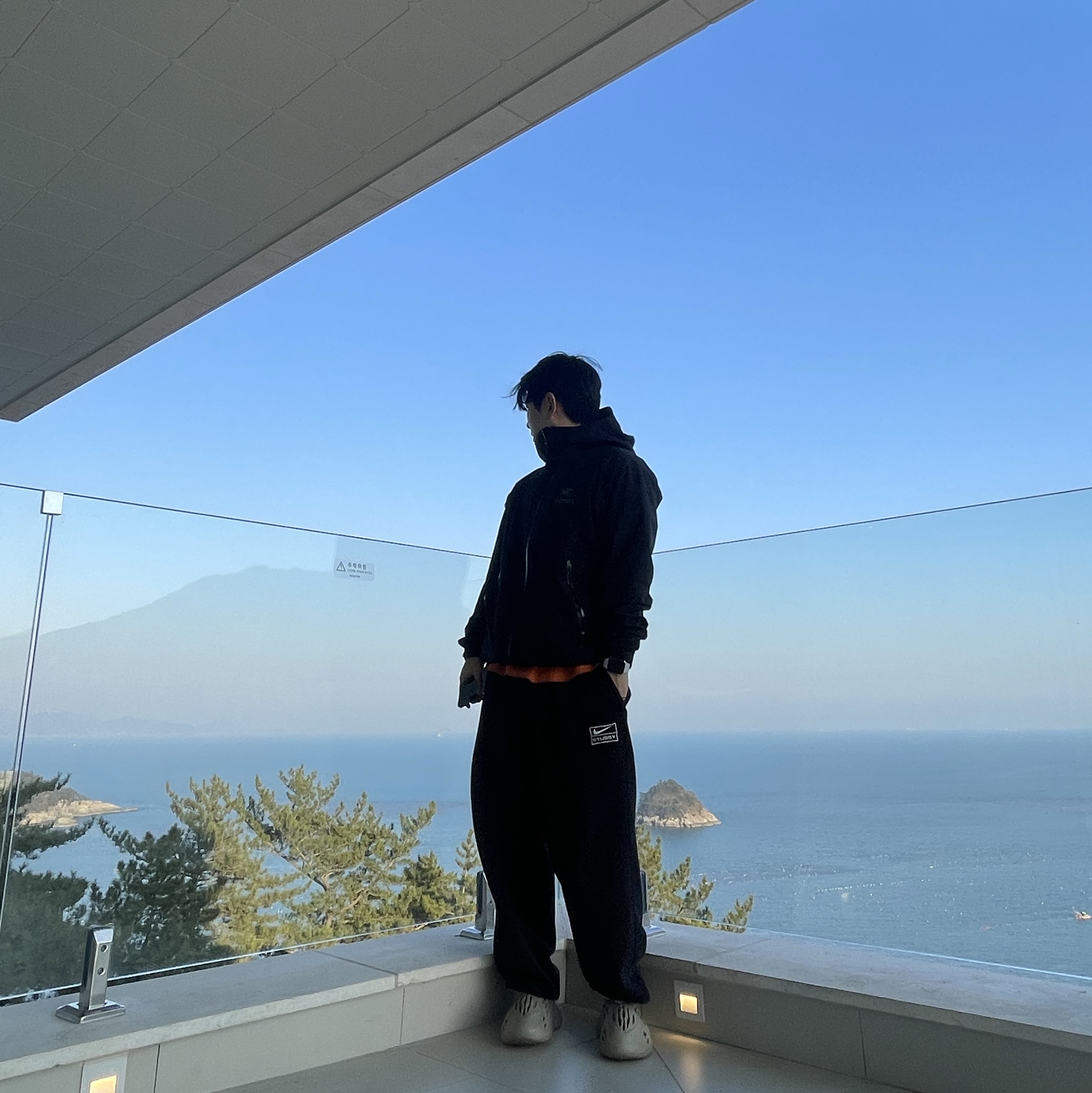 Arc'teryx Beta LT Jacket Black, Nike x Stussy NRG Washed Fleece Pants Black (DO5296-010) 착용 스타일 - 3
