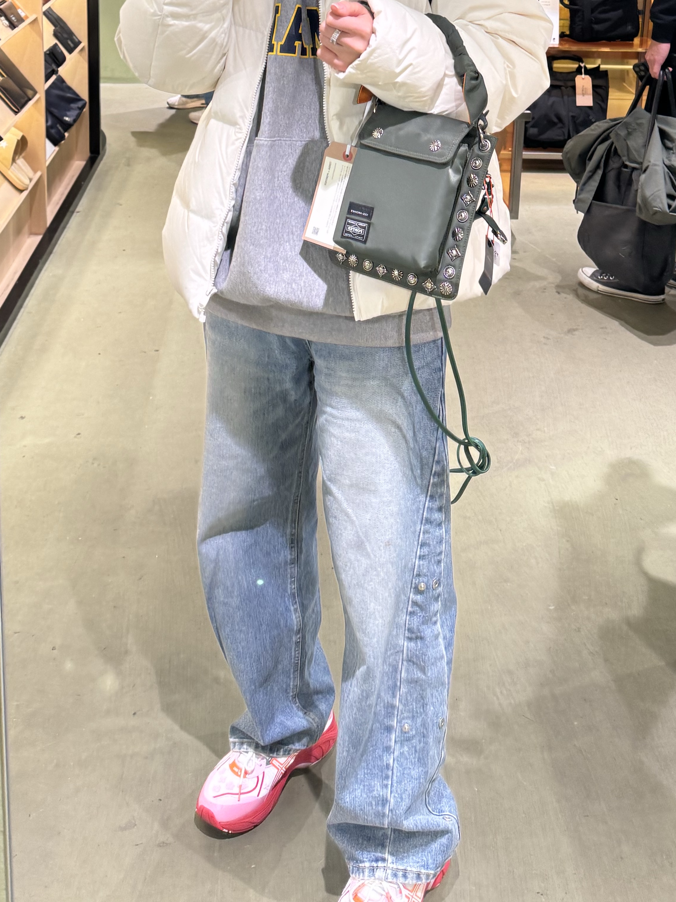 Porter x Toga Shoulder Pouch Sage Green, Asics x Cecilie Bahnsen GT-2160 White Habanero 착용 스타일