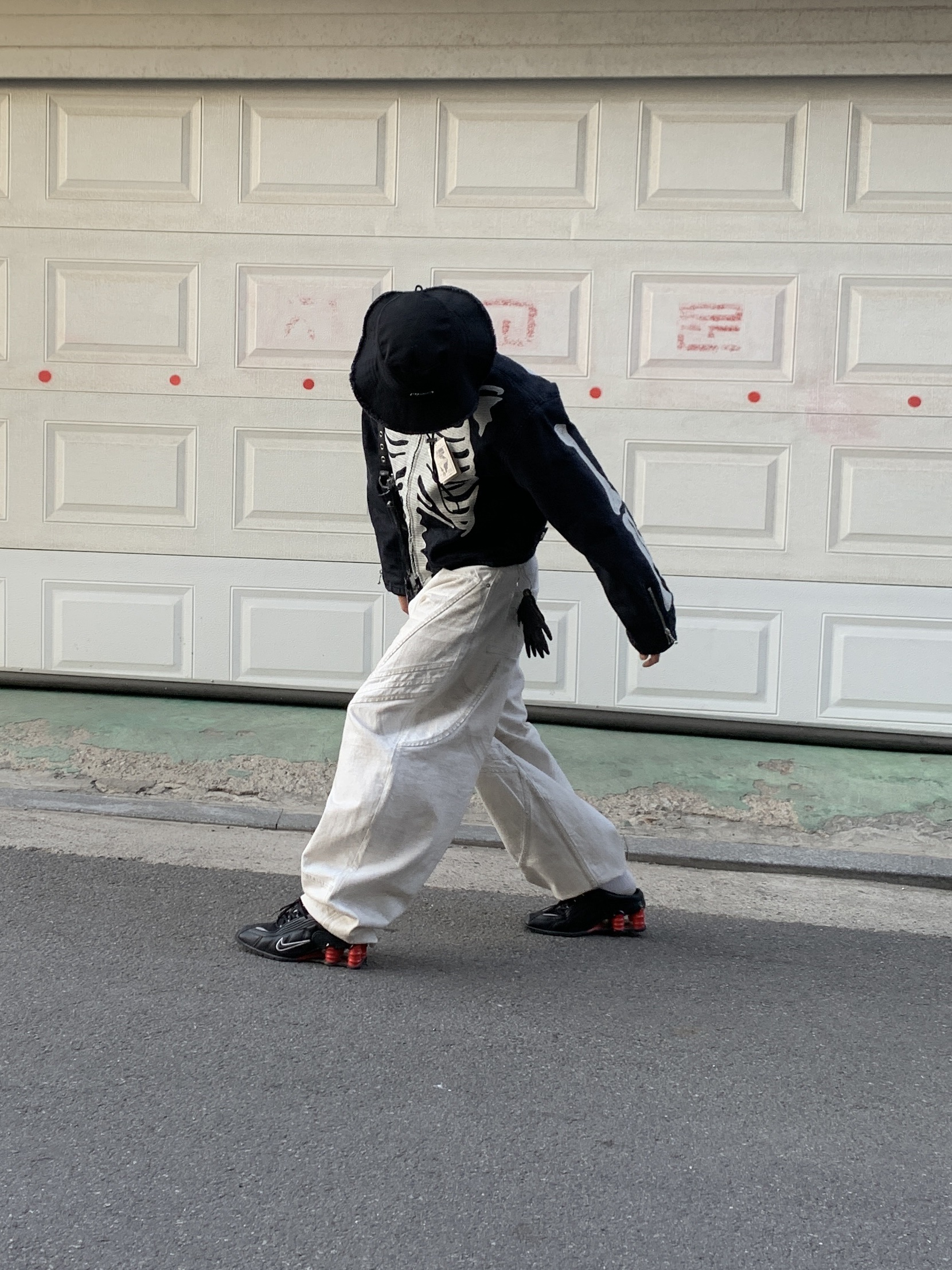 Jacquemus Le Bob Artichaut Bucket Hat Black, Kapital 14 oz. Black X Black Denim Motocross Bone Jacket Black 착용 스타일 - 4