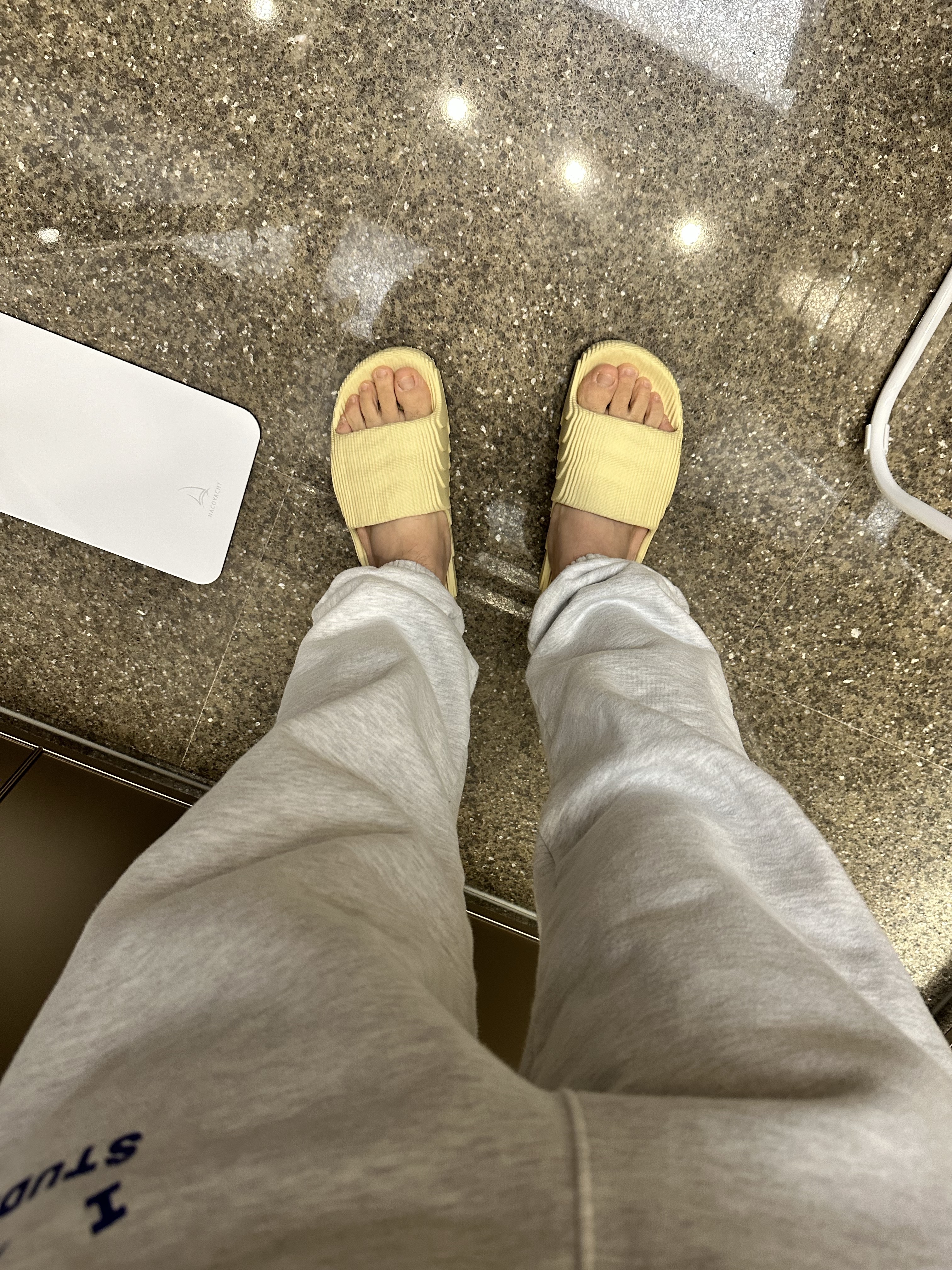 Adidas Adilette 22 Desert Sand 착용 스타일