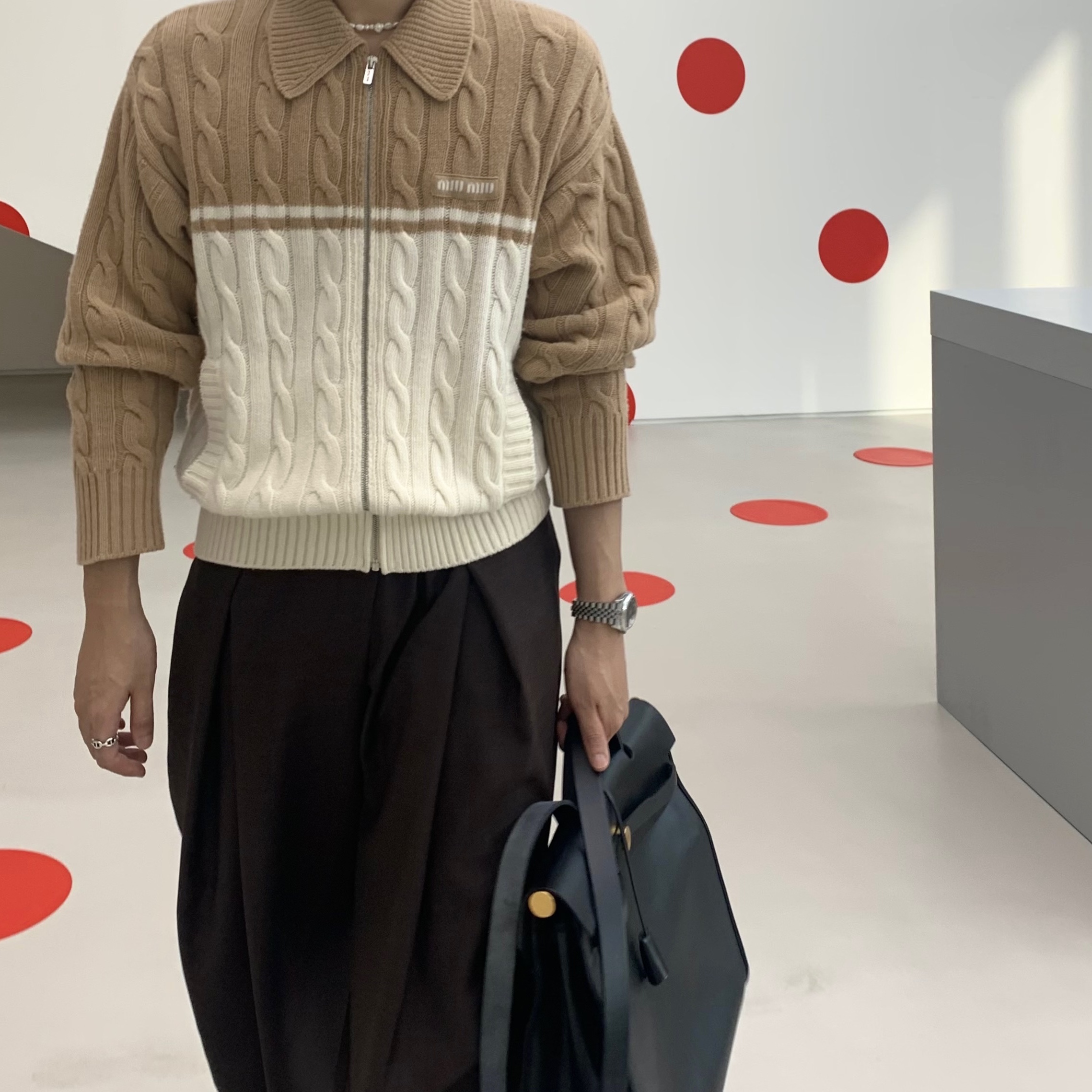 (W) Miu Miu Wool Cashmere Zip Up Cardigan Camel White, Hermes Herbag Zip 39 Bag H Berlin Canvas Hunter Cowhide & Gold Noir Ecru Noir 착용 스타일