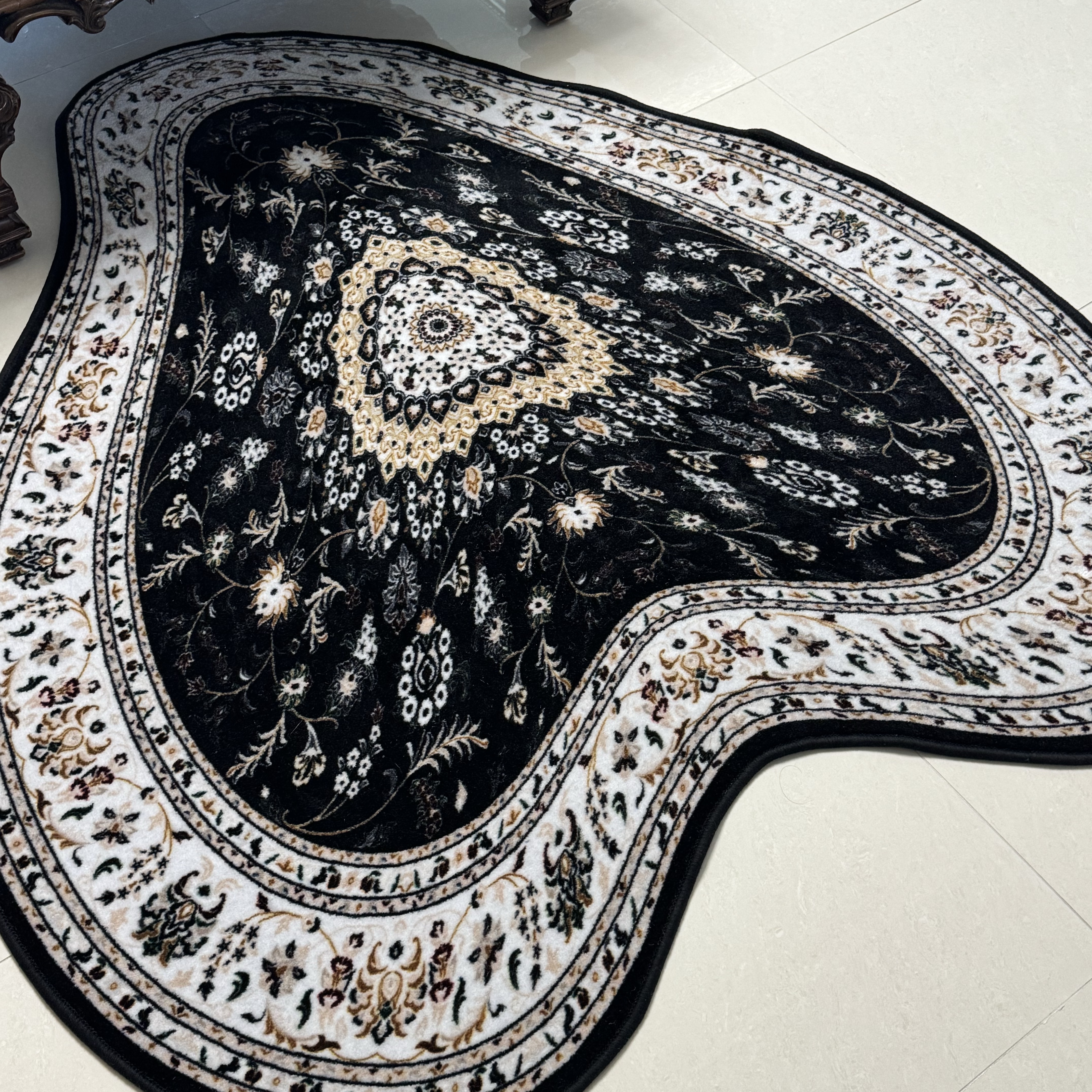 Say Touche Liquified Persian Rug Black (M) 착용 스타일