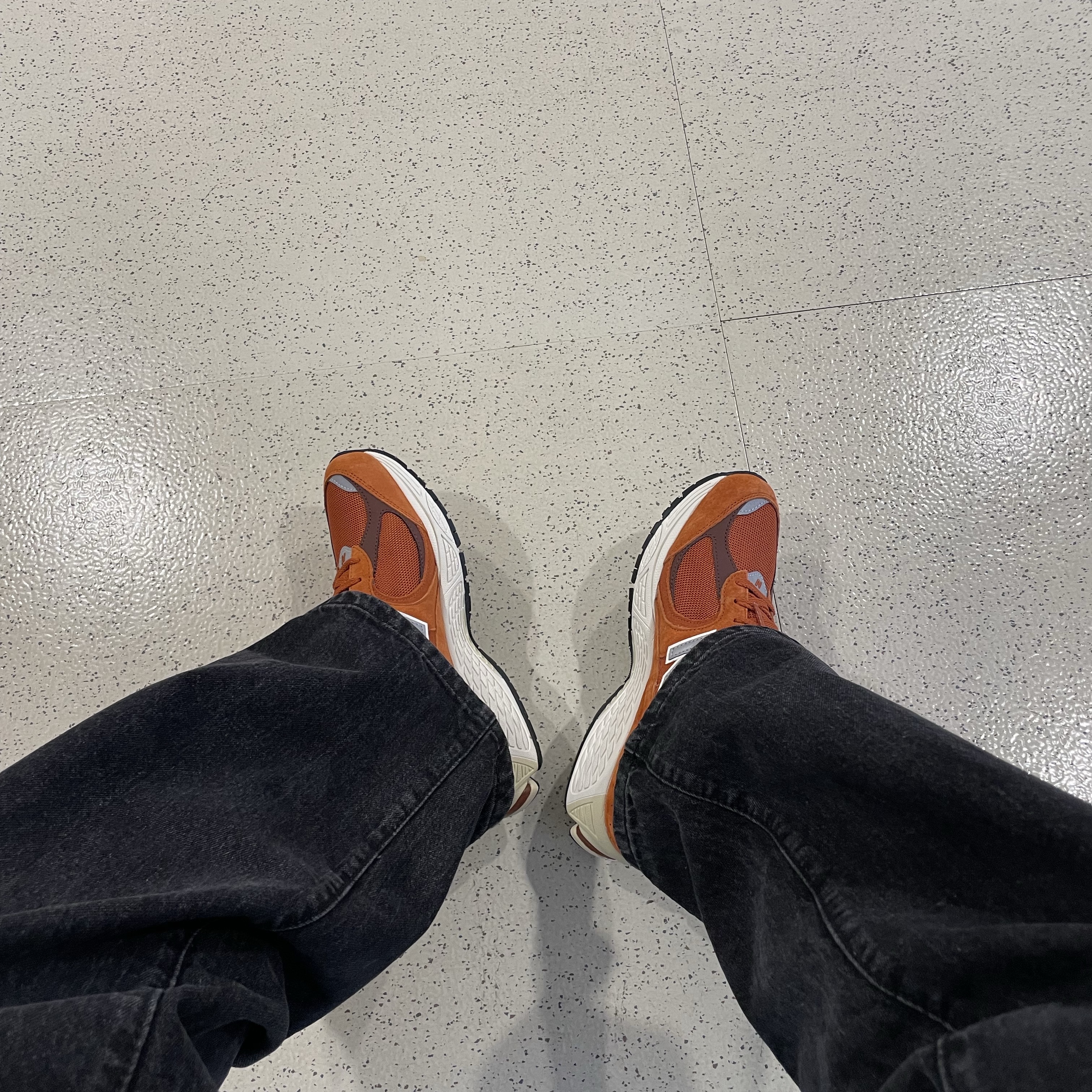 New Balance 2002R Rust Oxide 착용 스타일 - 2