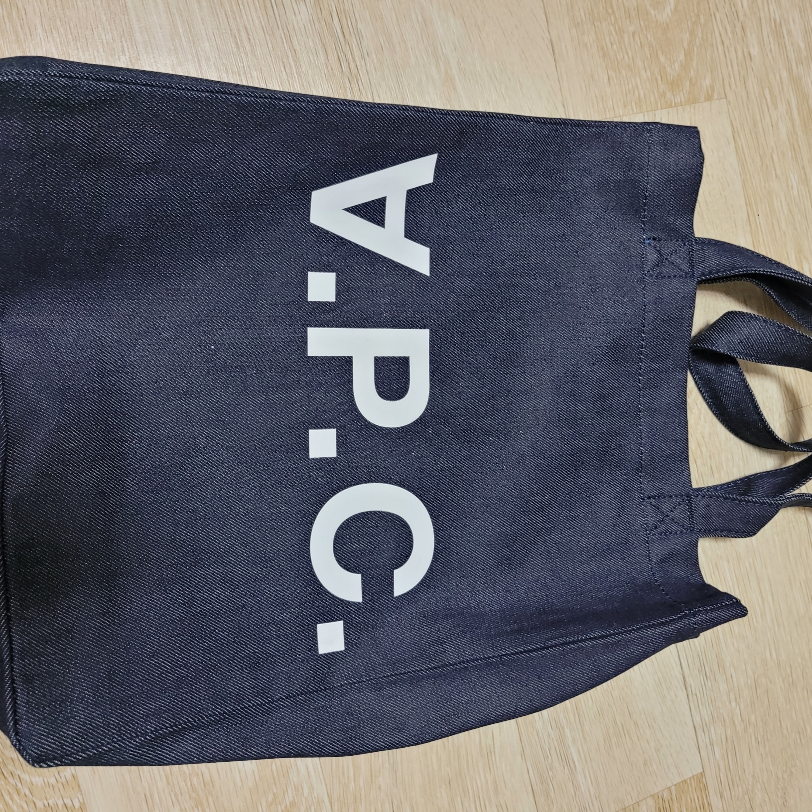 A.P.C. Laure Tote Bag Blue 착용 스타일