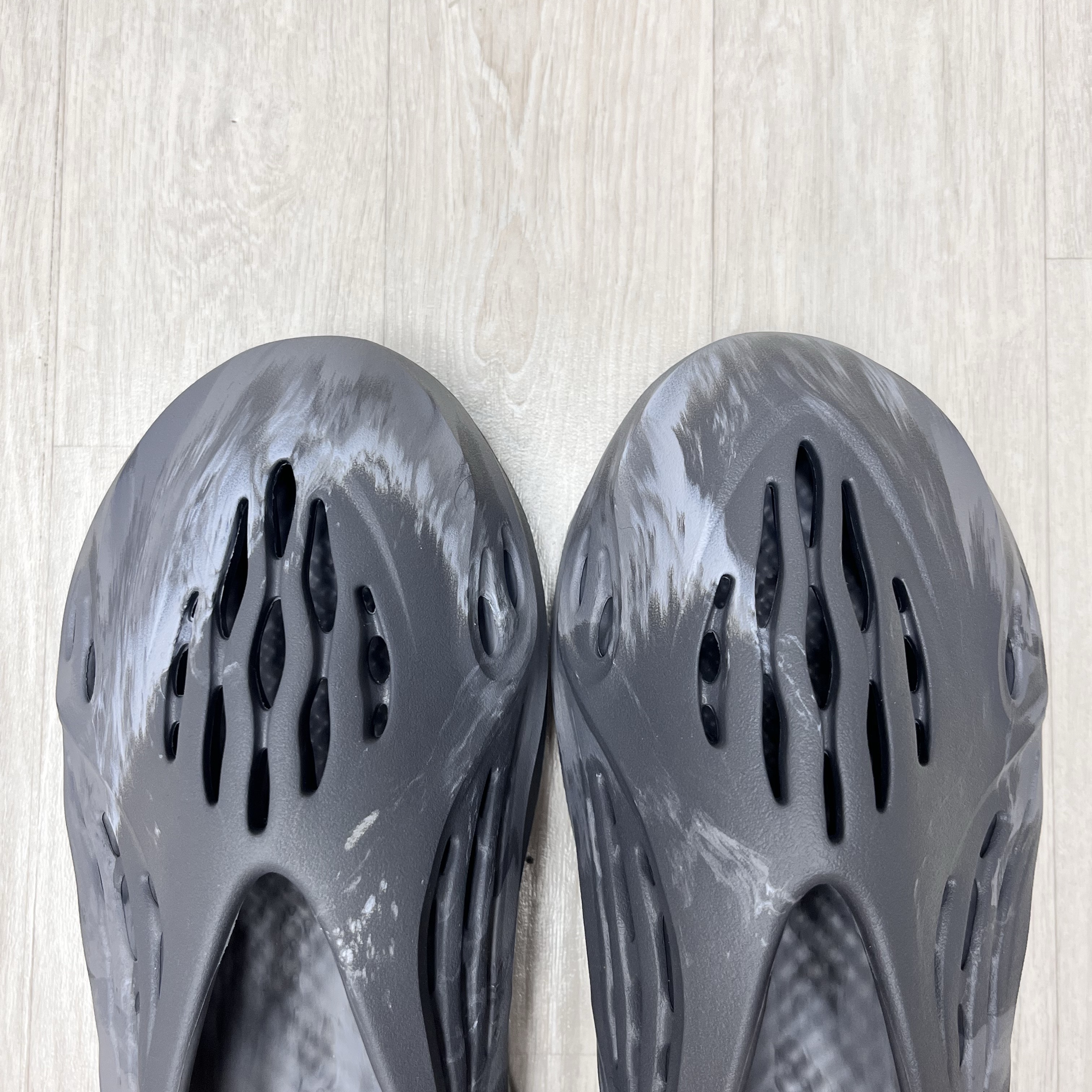 Adidas Yeezy Foam RNNR MX Granite 착용 스타일 - 1