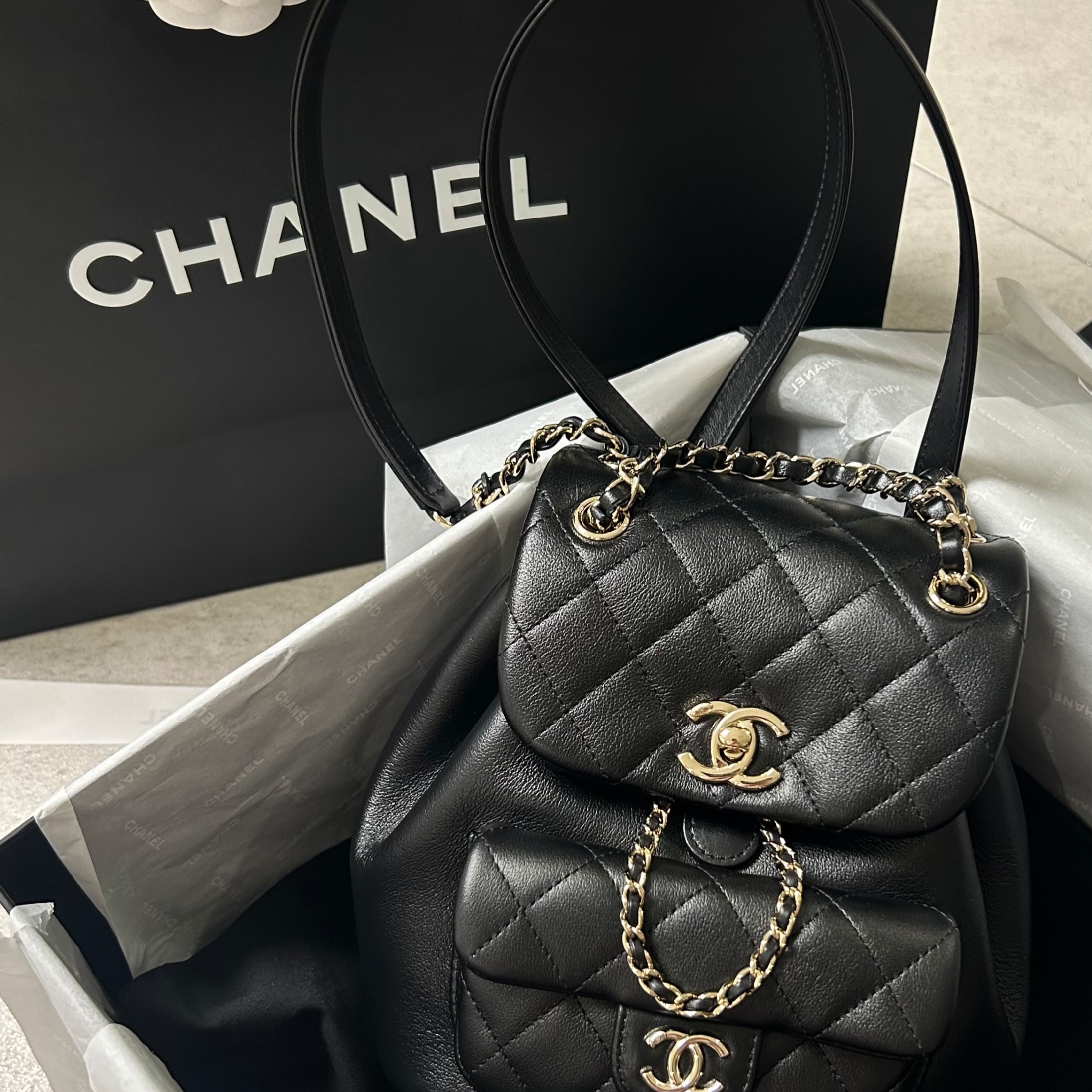 Chanel Small Backpack Calfskin & Gold Black 착용 스타일 - 5