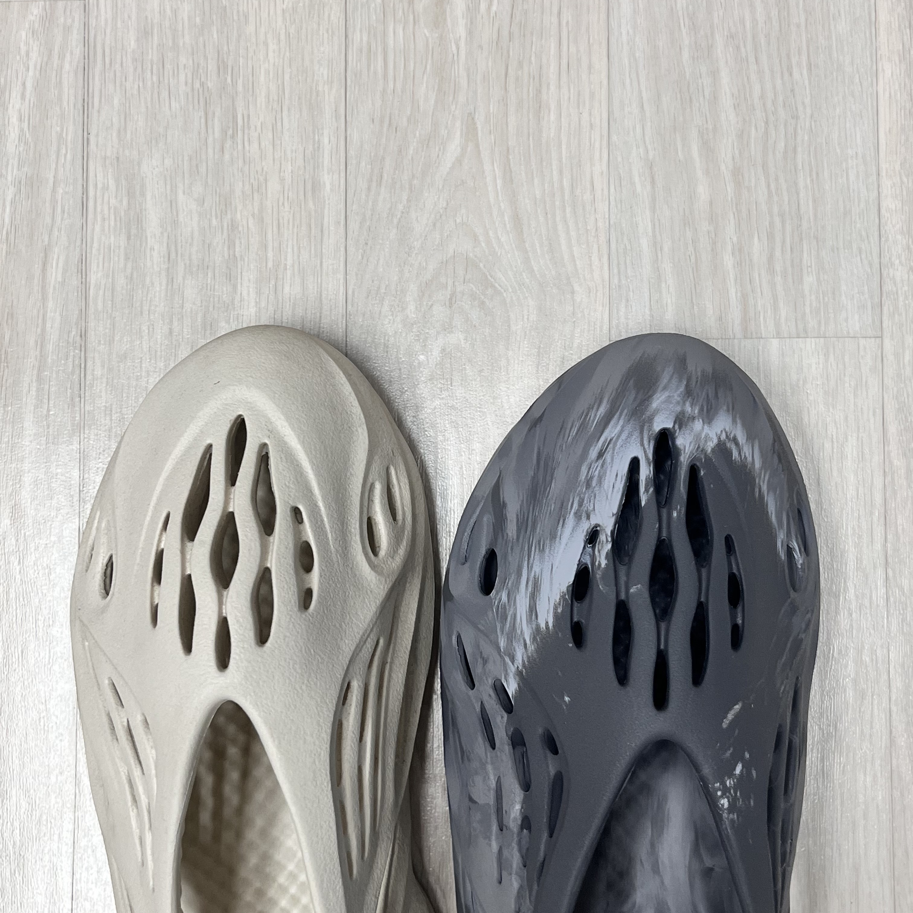 Adidas Yeezy Foam RNNR MX Granite 착용 스타일 - 4