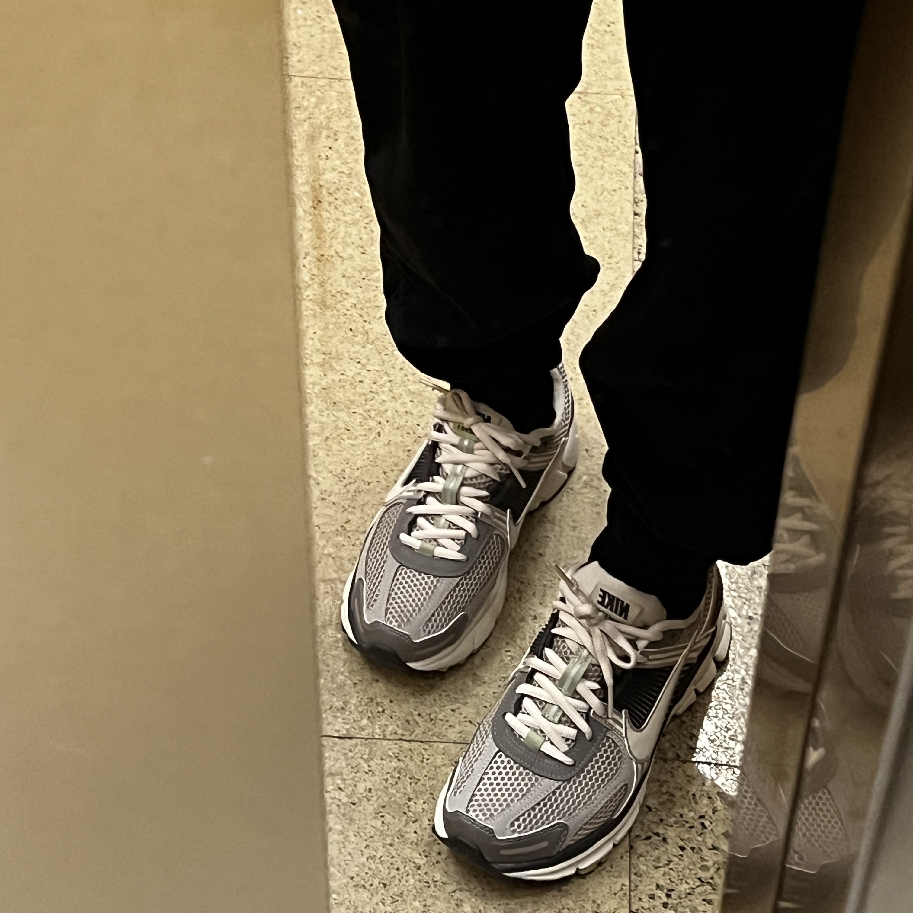 (W) Nike Zoom Vomero 5 Cobblestone and Flat Pewter 착용 스타일