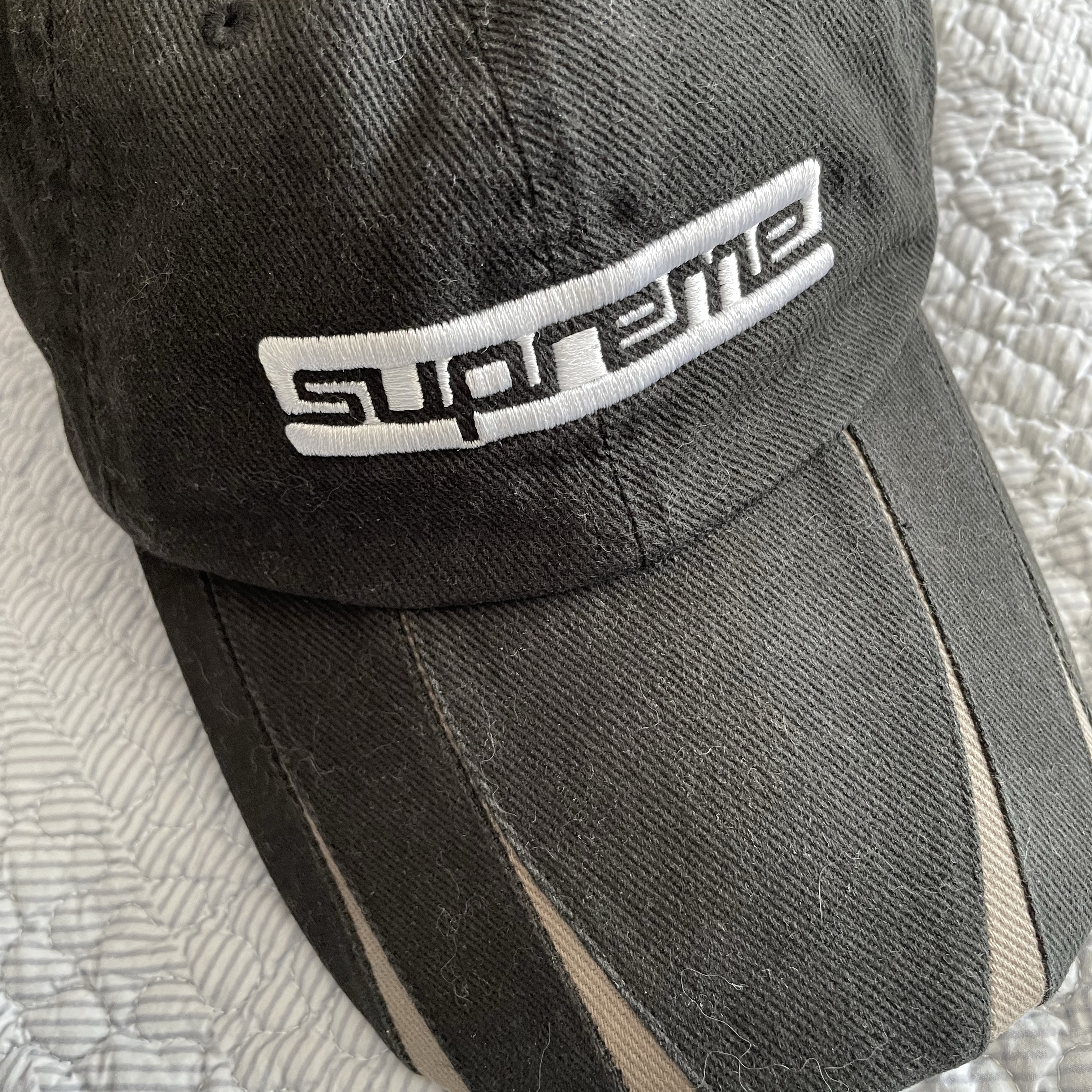 Supreme Jagged Visor 6-Panel Black - 23FW 착용 스타일
