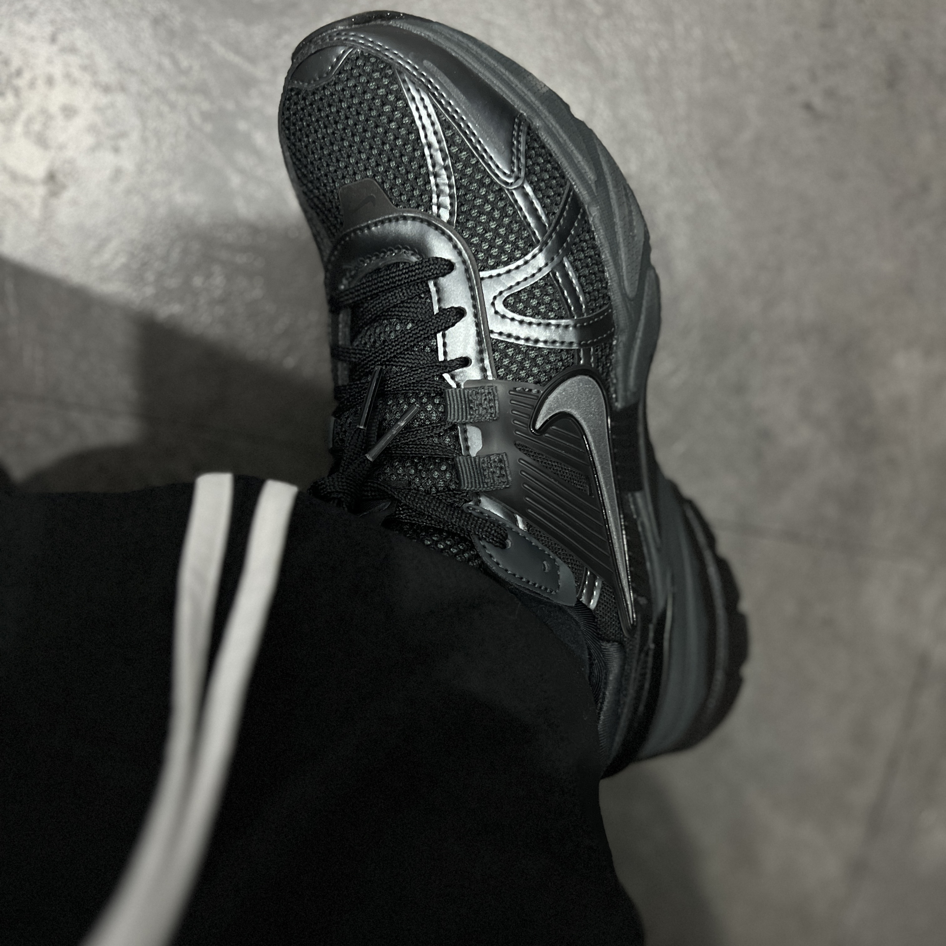 Nike V2K Run Black Anthracite 착용 스타일
