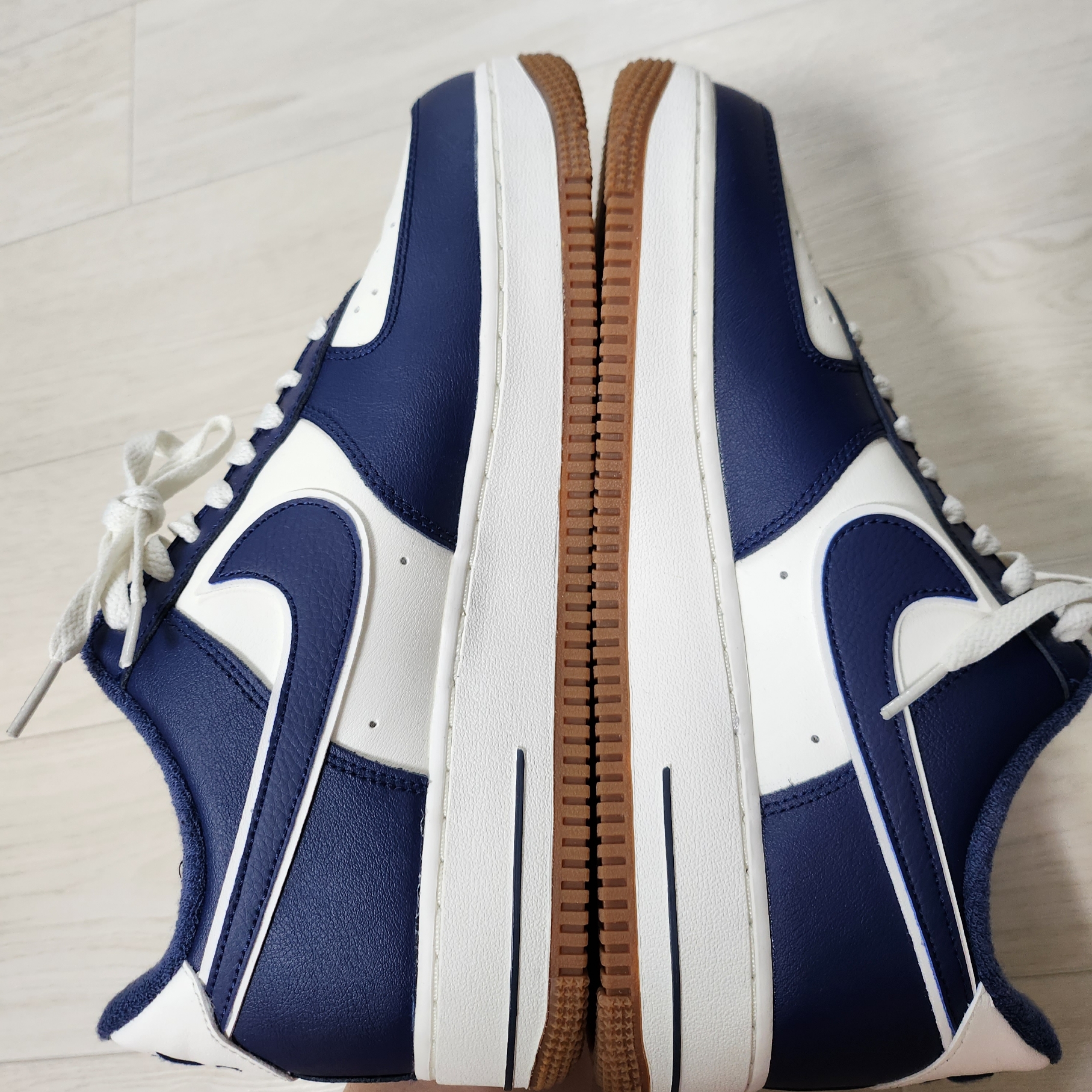 Nike Air Force 1 '07 LV8 Midnight Navy 착용 스타일 - 1