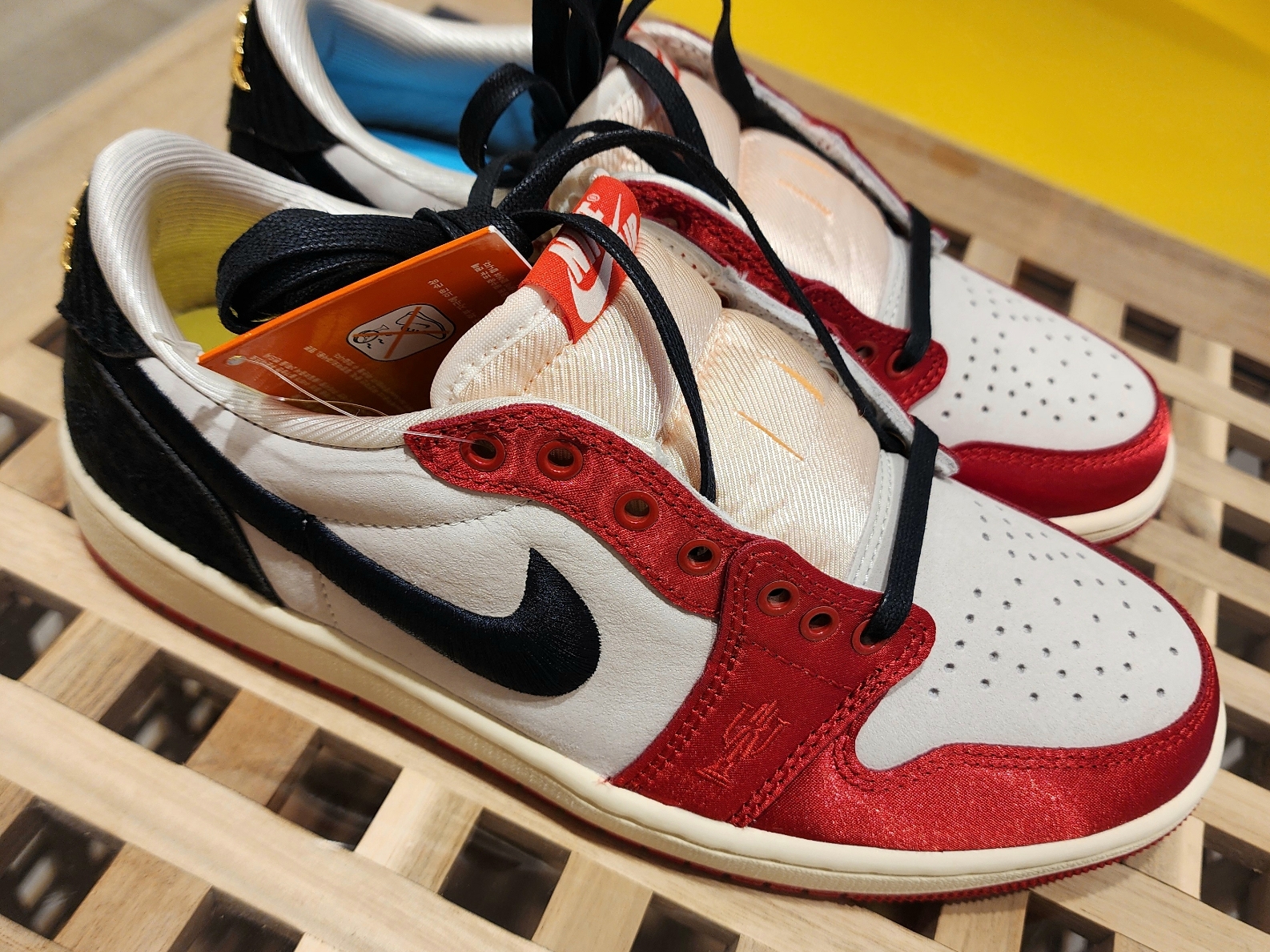 Jordan 1 x Trophy Room Retro Low OG SP Sail Varsity Red 착용 스타일 - 1