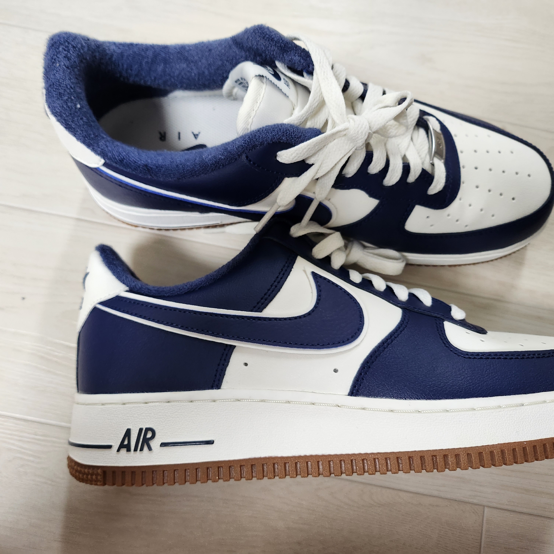 Nike Air Force 1 '07 LV8 Midnight Navy 착용 스타일 - 2