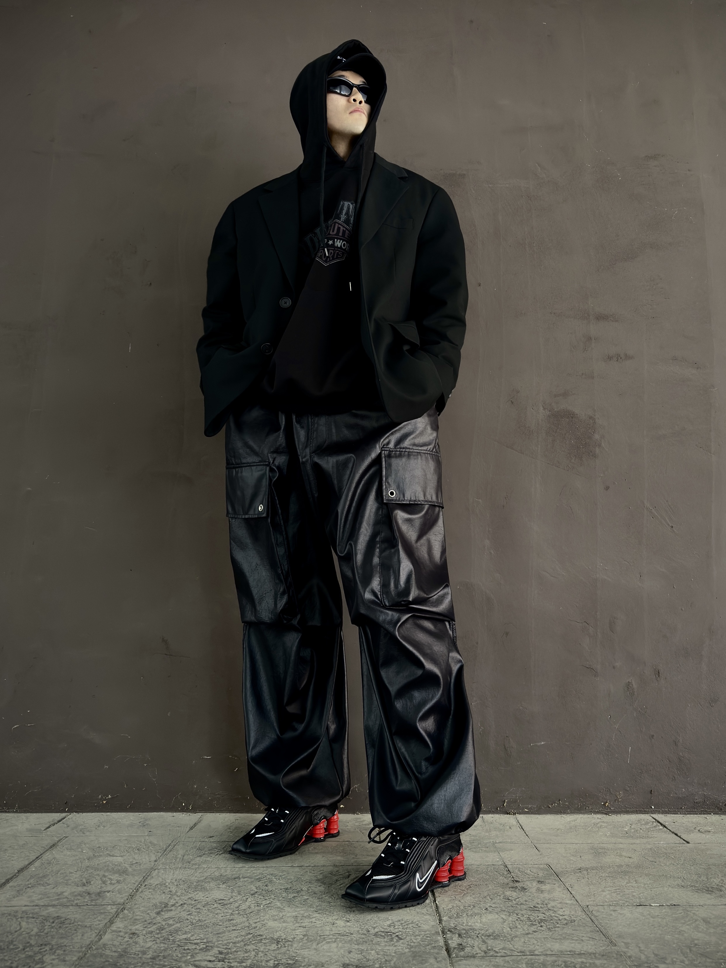 Nike x Martine Rose Shox MR4 Black 착용 스타일 - 3