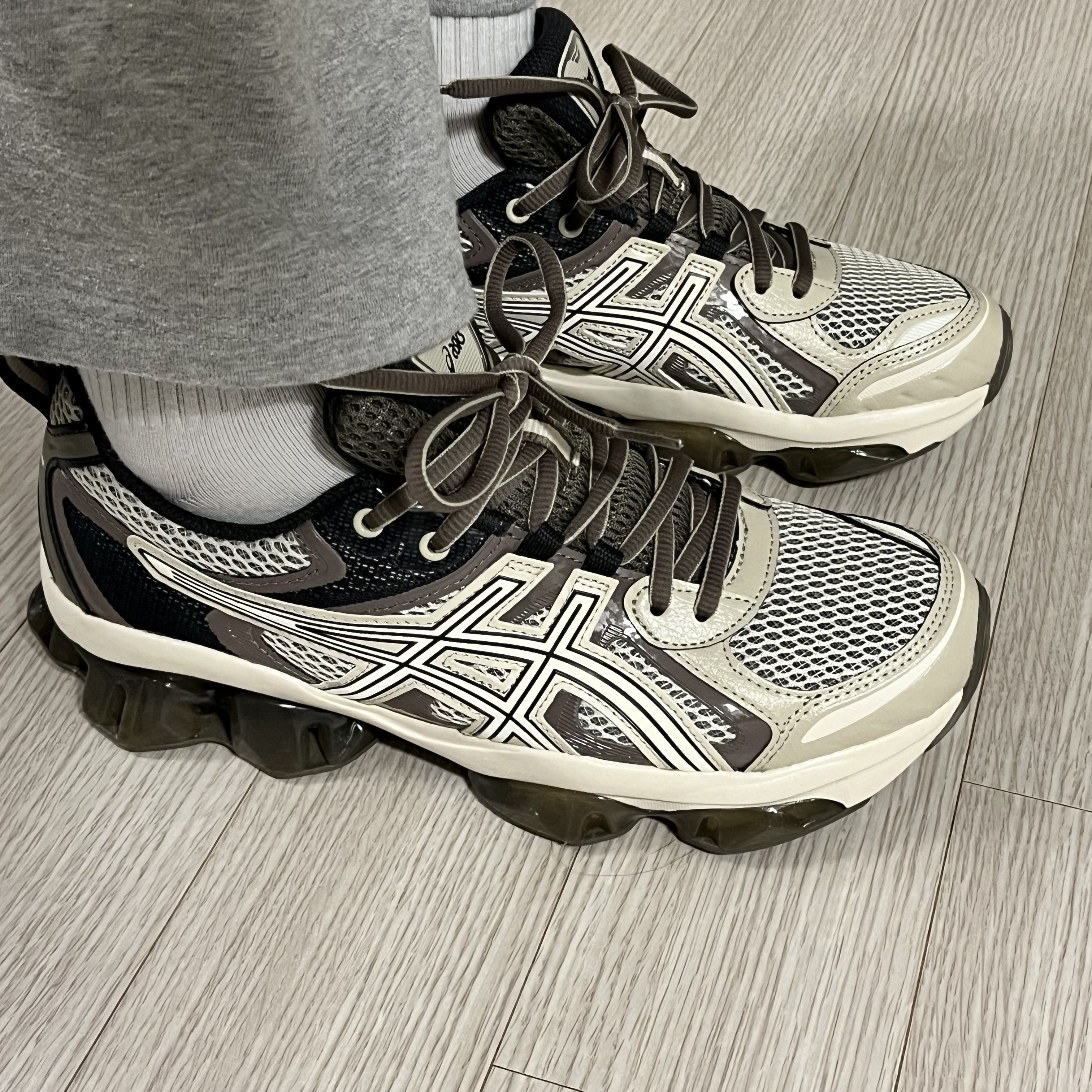 Asics Gel-Quantum Kinetic Birch Dark Taupe 착용 스타일