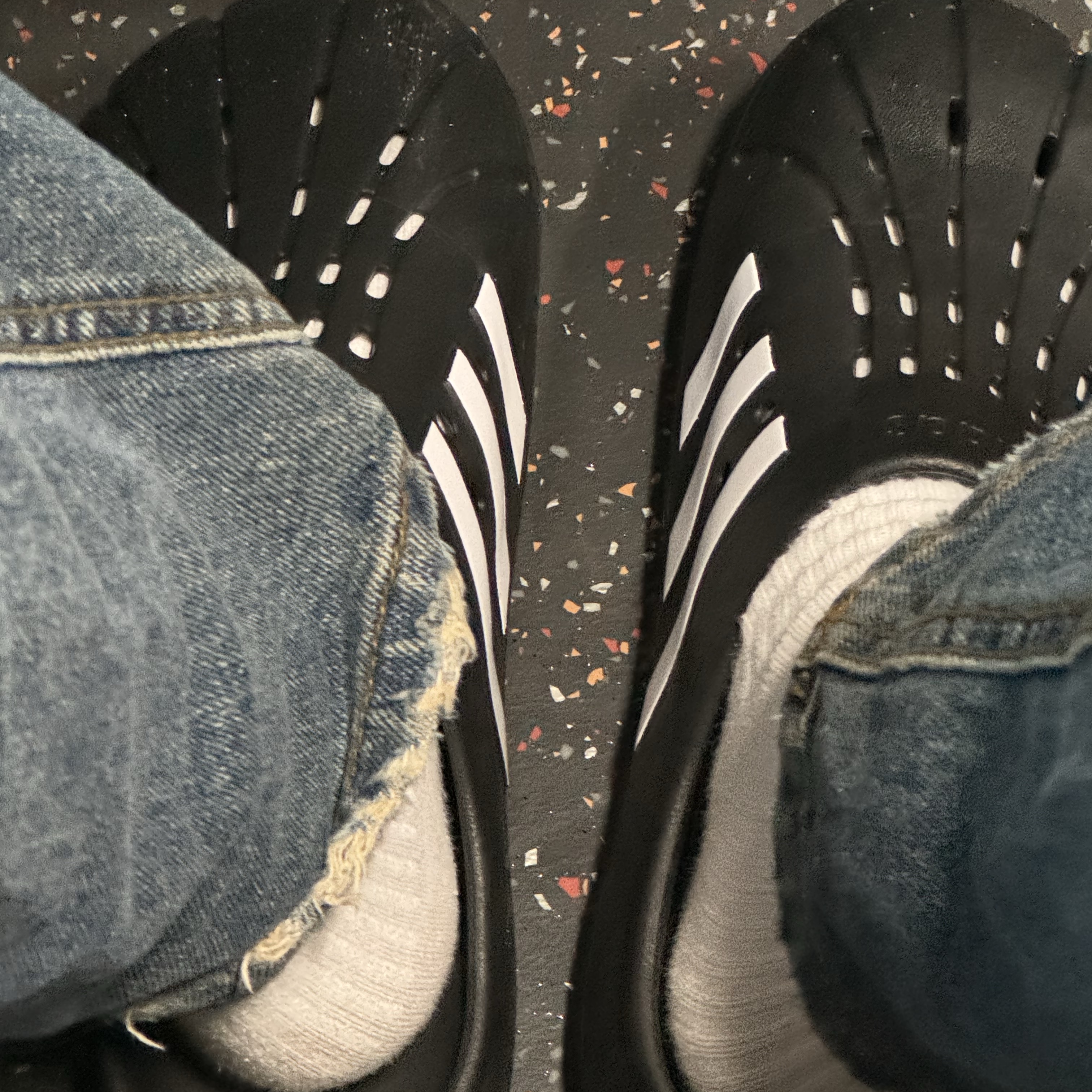 Adidas Adilette Clog Black White 착용 스타일