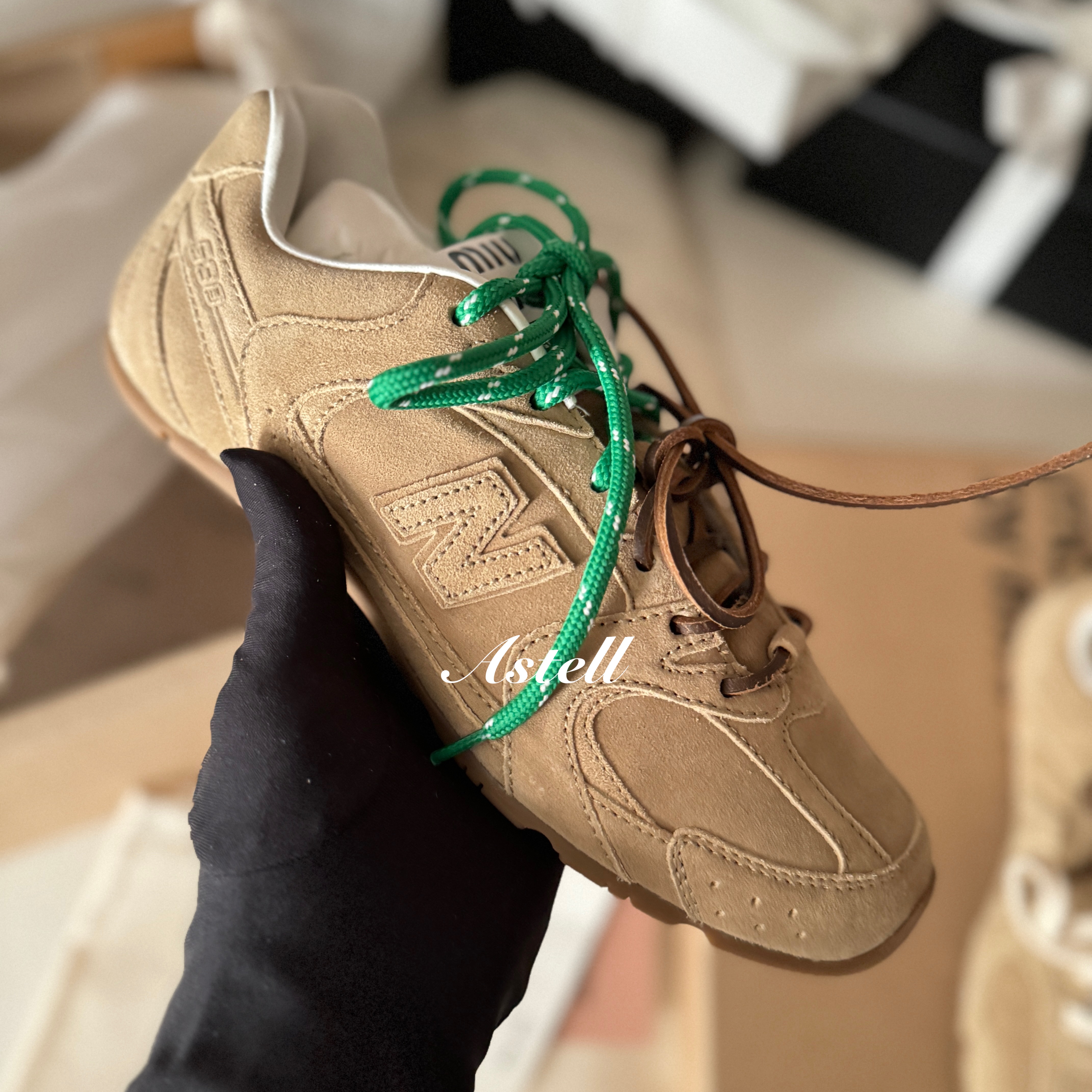 (W) New Balance x Miu Miu 530 Suede Mesh Sneakers Ecru 착용 스타일 - 2