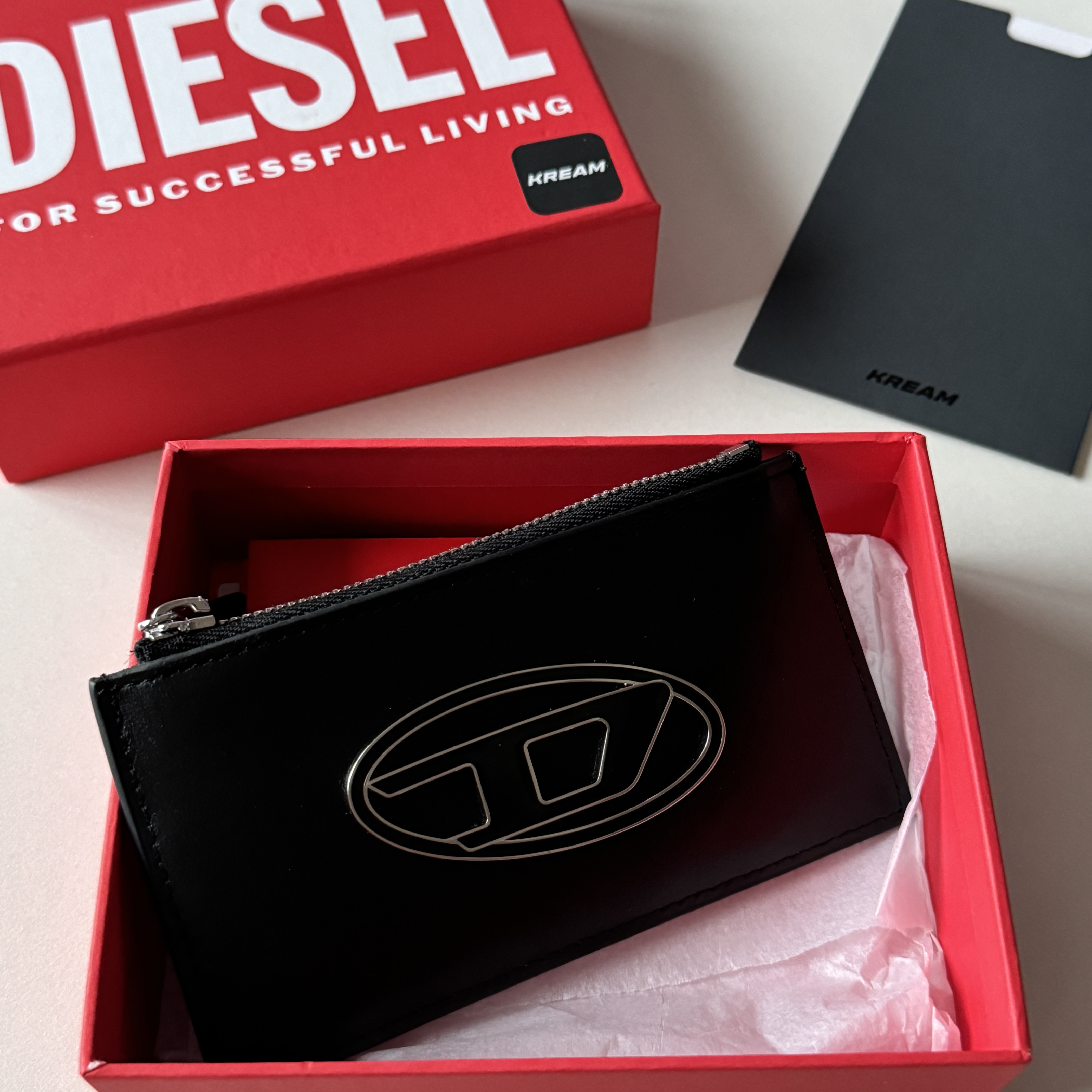 Diesel Paoulina Zipped Card Holder with Logo Black 착용 스타일