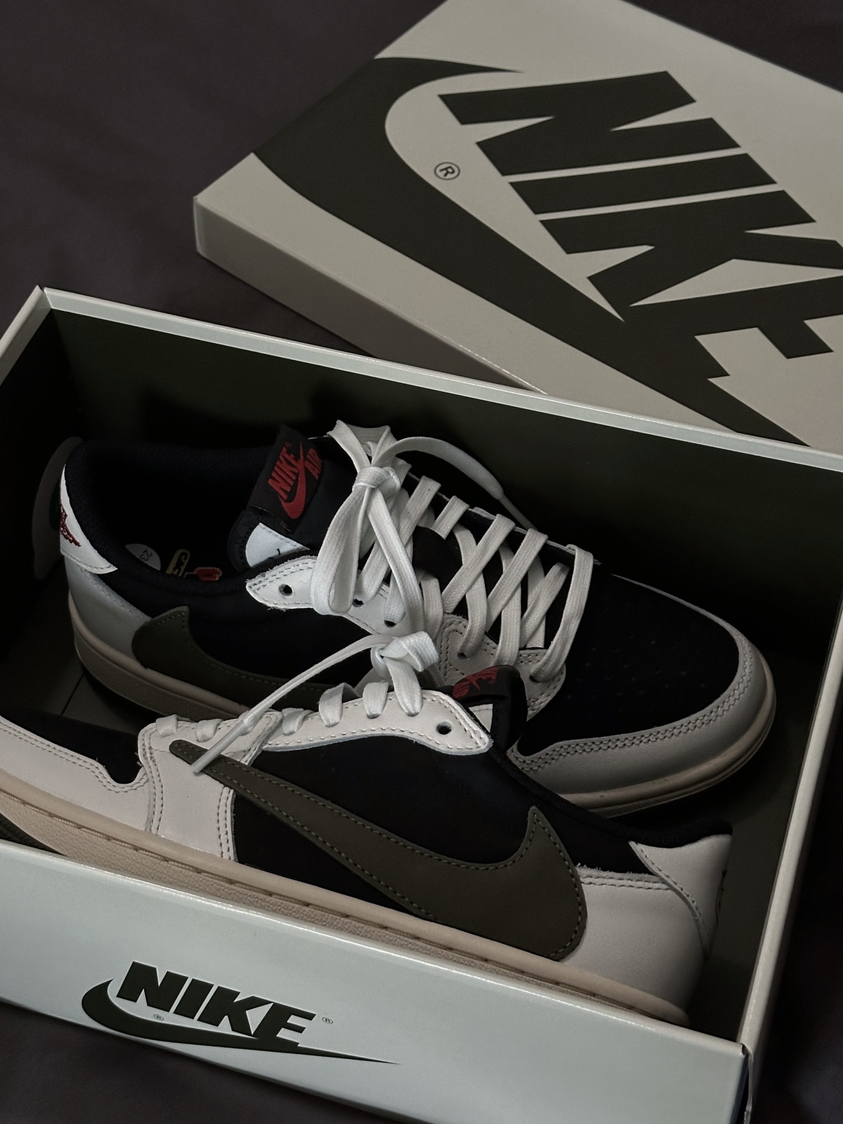 (W) Jordan 1 x Travis Scott Retro Low OG SP Medium Olive 착용 스타일 - 1