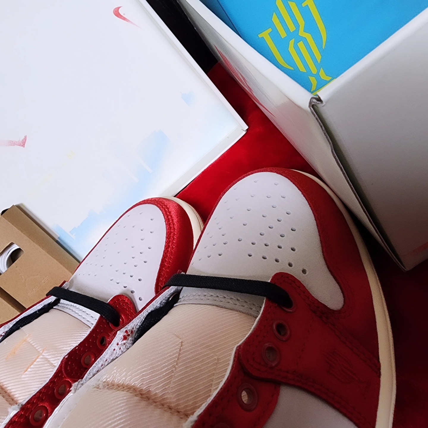 Jordan 1 x Trophy Room Retro Low OG SP Sail Varsity Red 착용 스타일 - 4