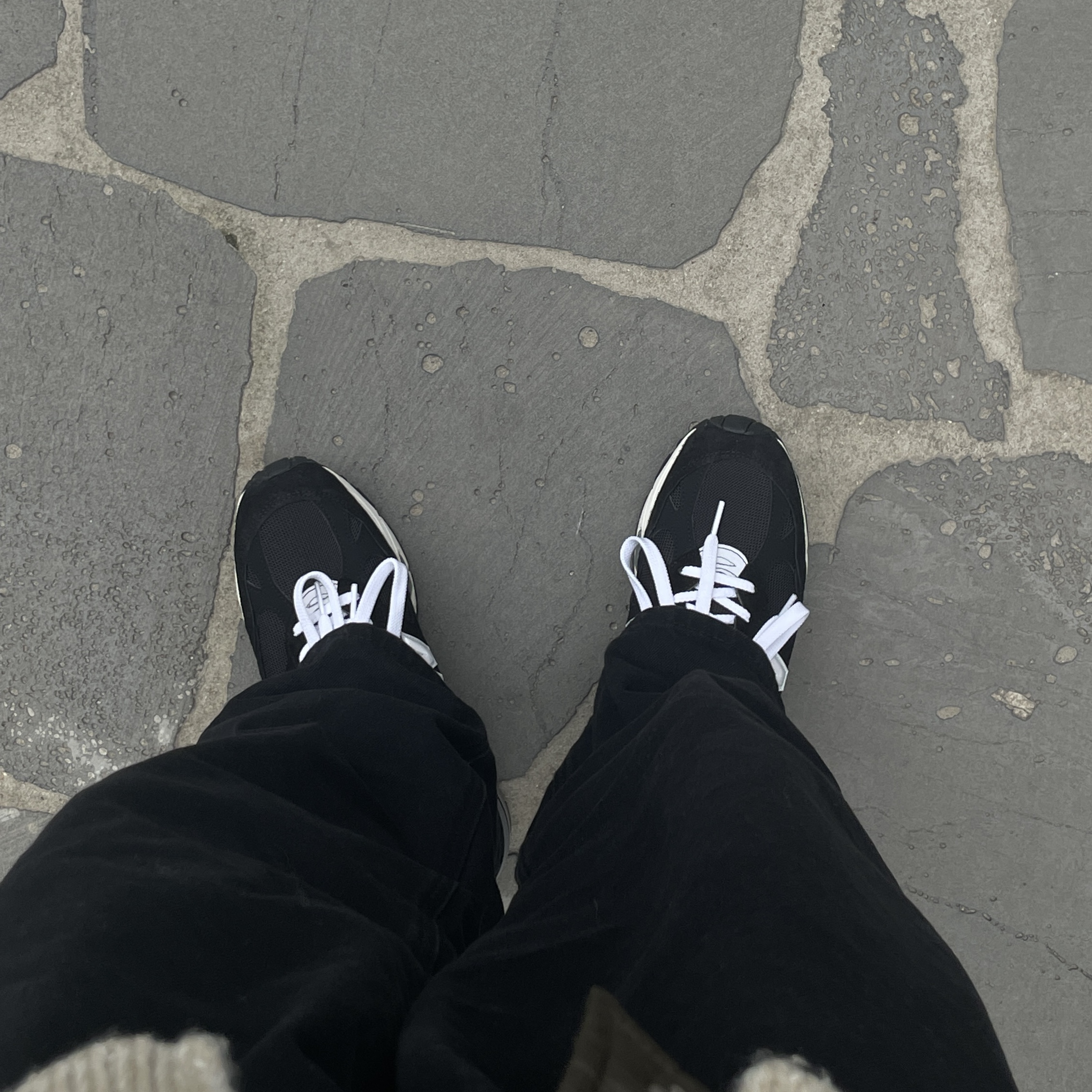 New Balance 991 Made in UK Black Silver 착용 스타일 - 2