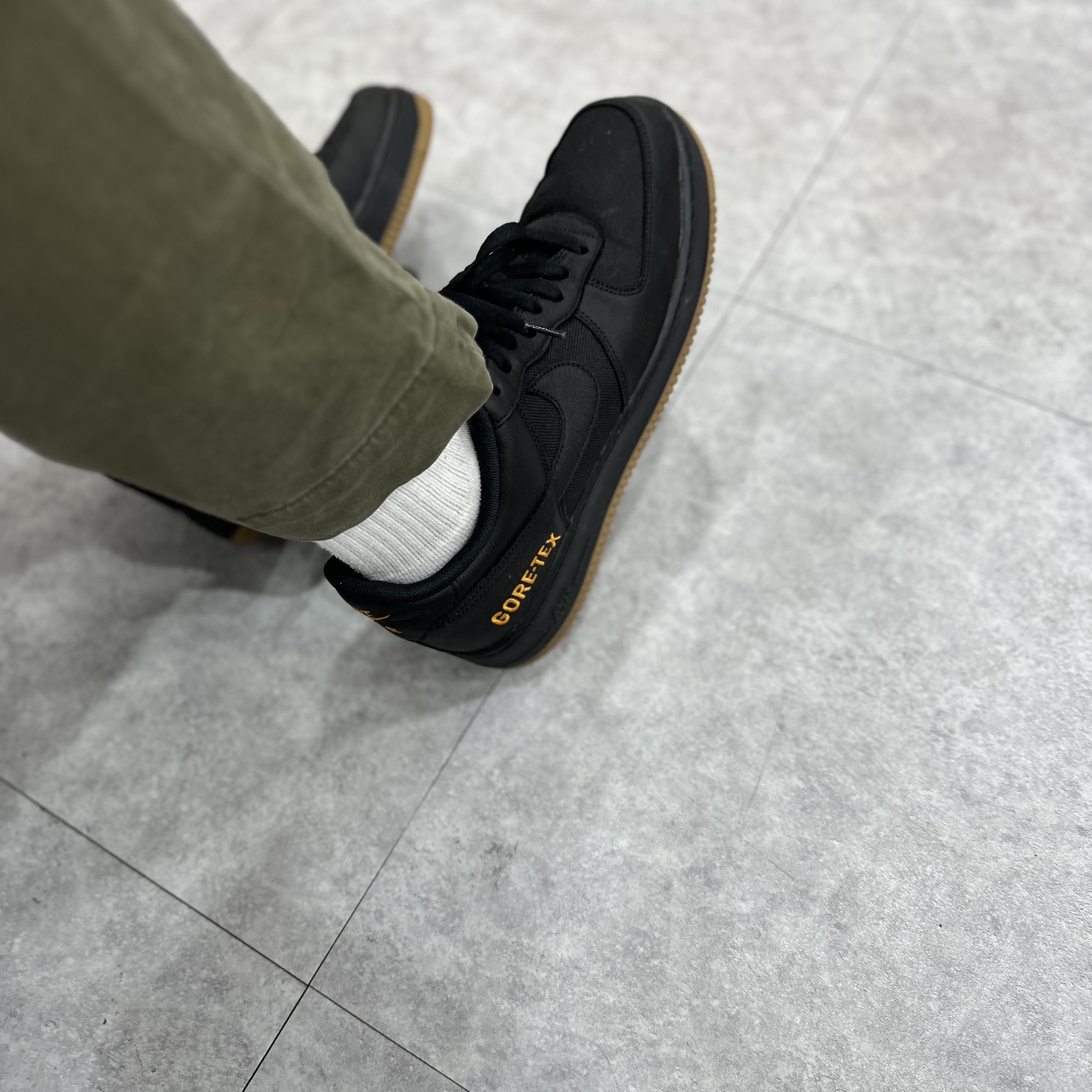 Nike Air Force 1 Low Gore-Tex Black Light Carbon 착용 스타일 - 3