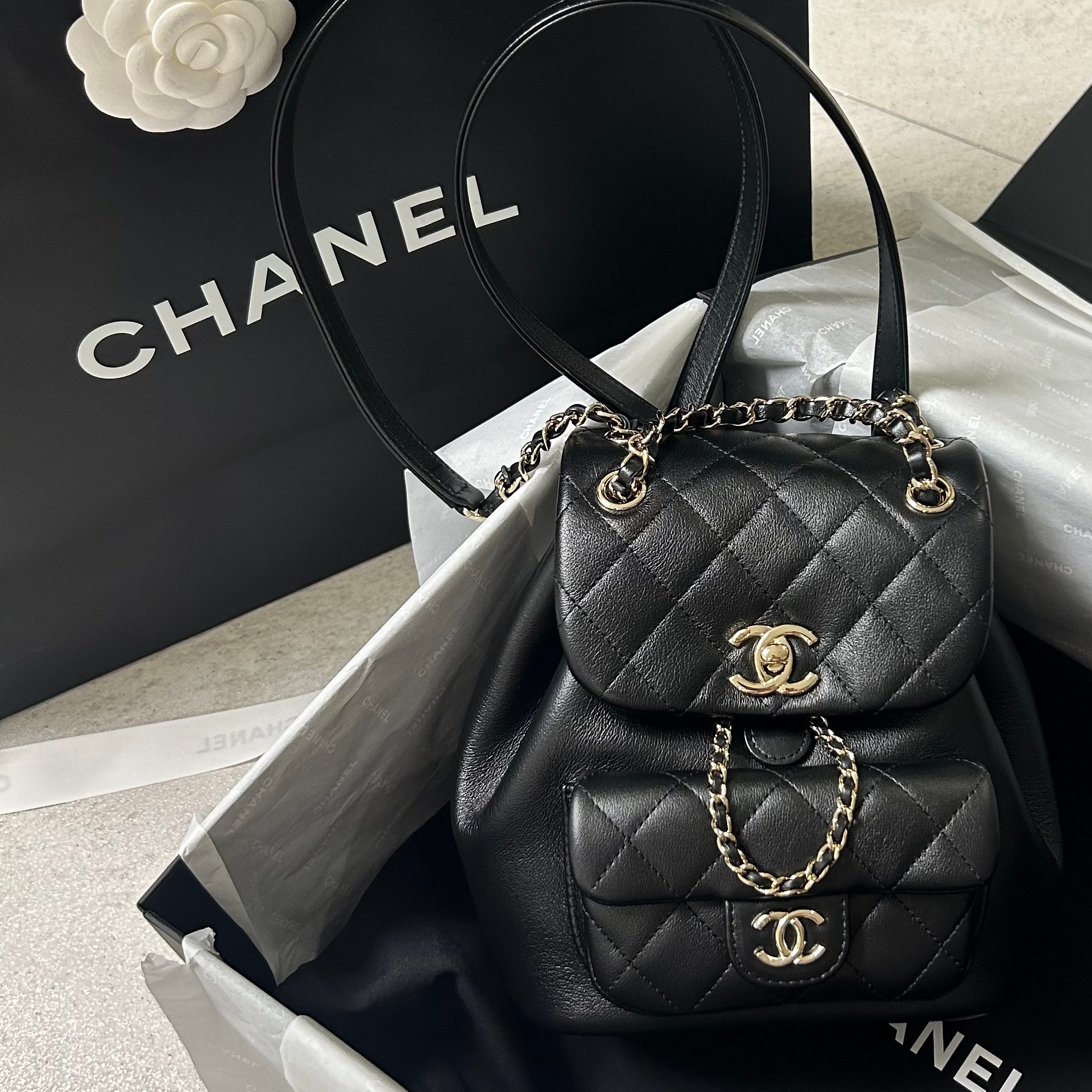 Chanel Small Backpack Calfskin & Gold Black 착용 스타일 - 3